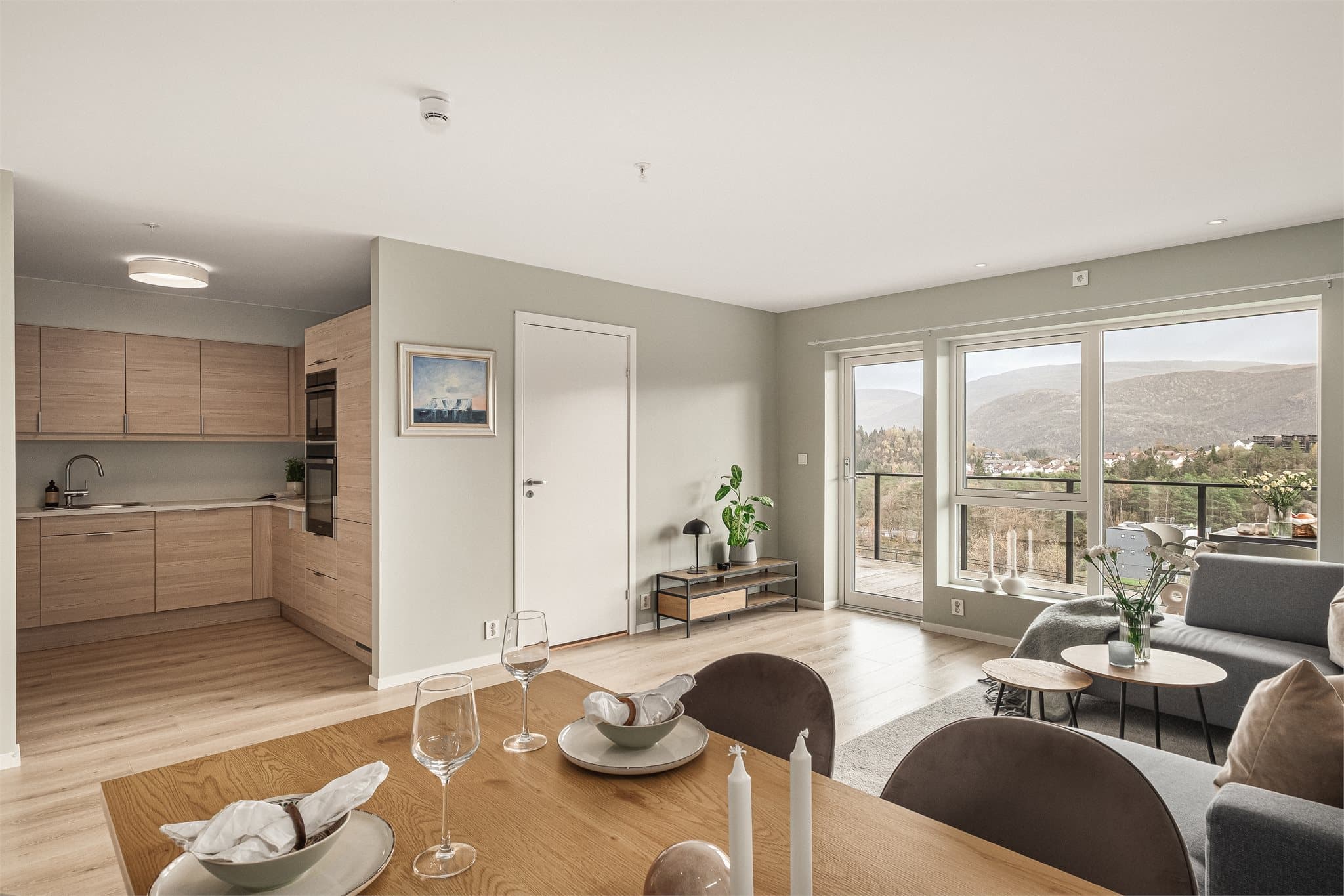 - Det er åpen løsning mellom stue og kjøkken måler (32,2m² -