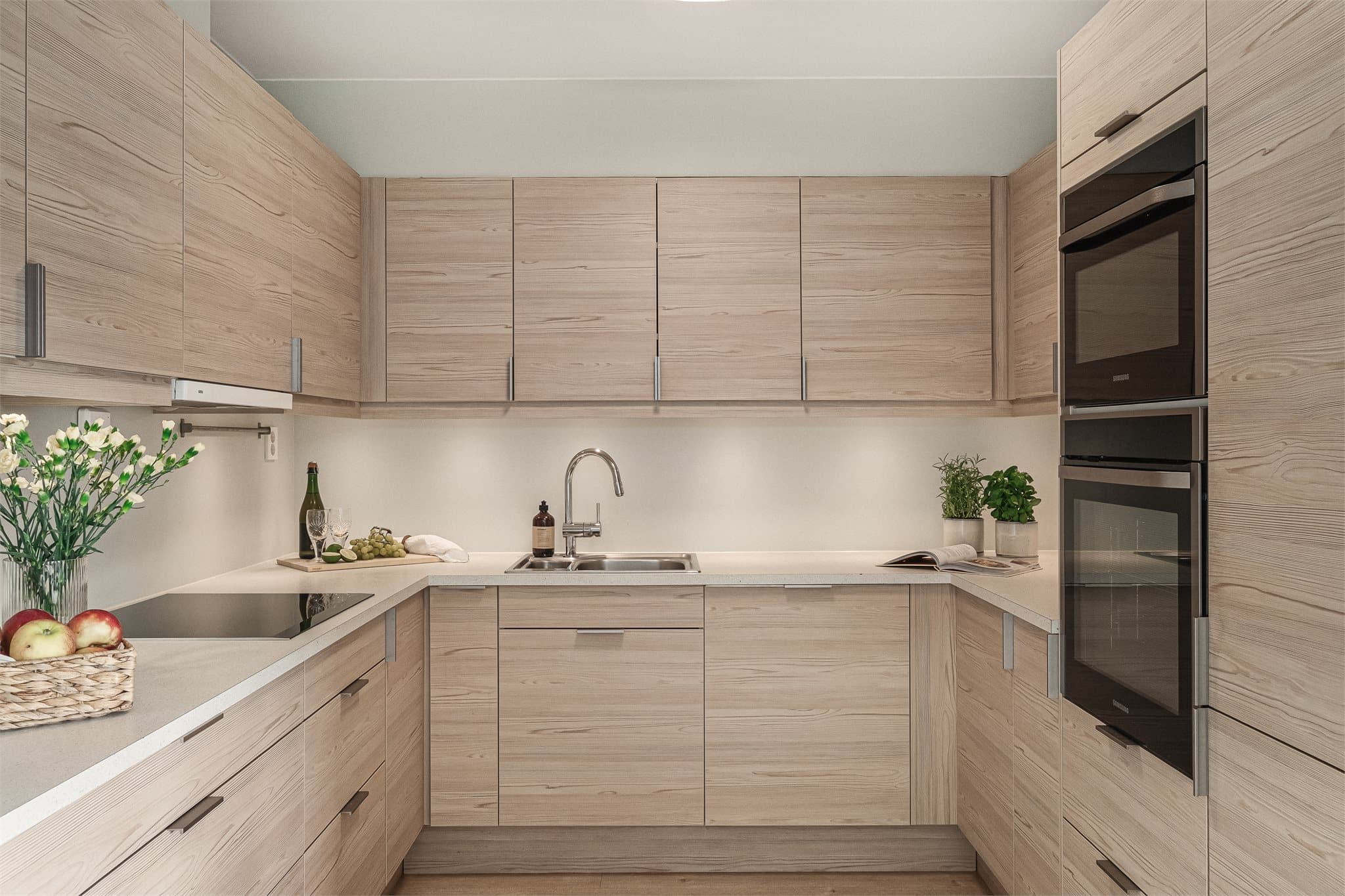 - Her får du et meget funksjonelt og strøkent kjøkken, med integrerte kvalitetshvitevarer fra Samsung og Siems. -