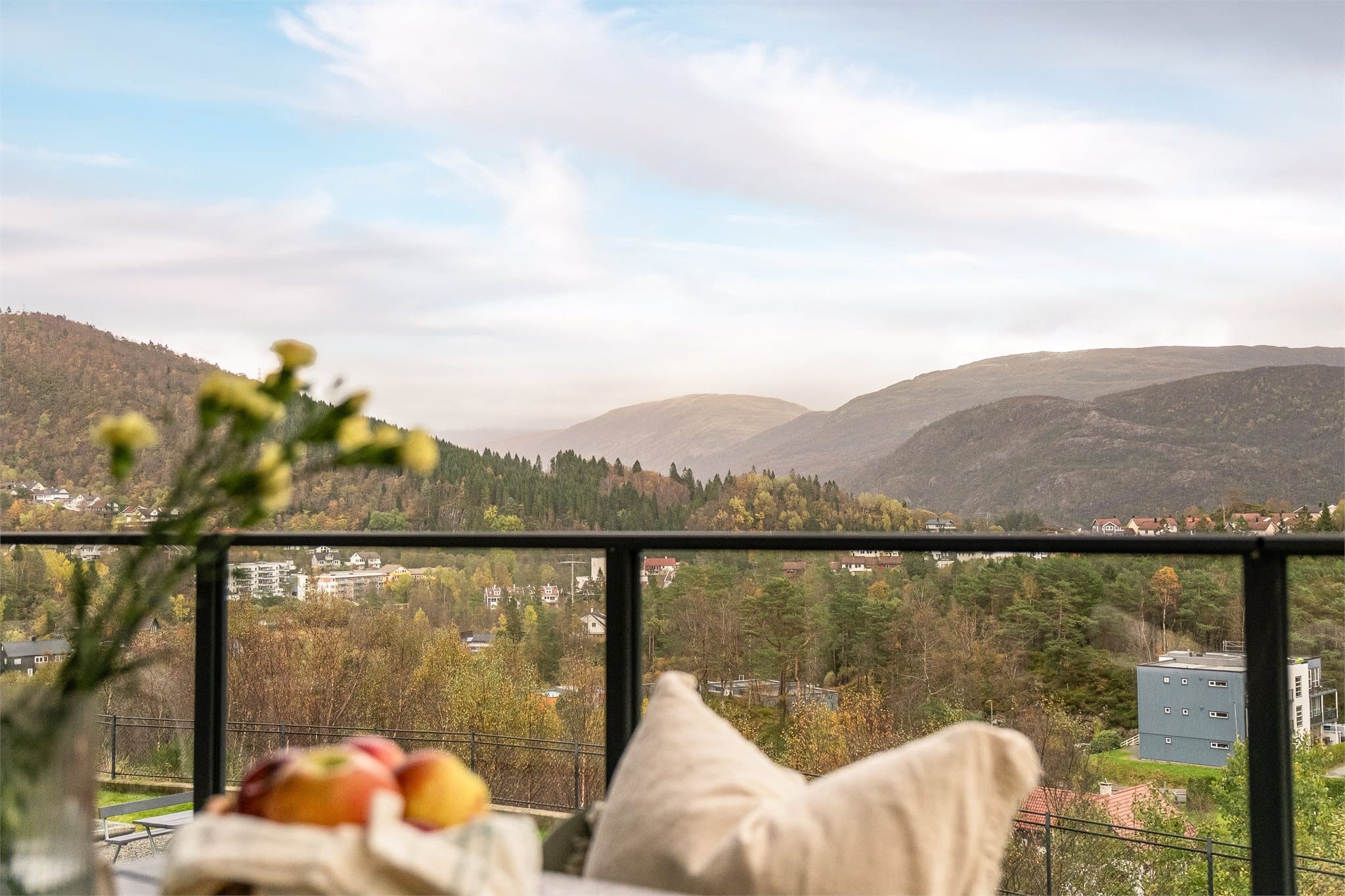 - Fra terrassen har man nydelig utsikt mot Flåfjell, Skavdalsfjellet og Stordalsfjellet -