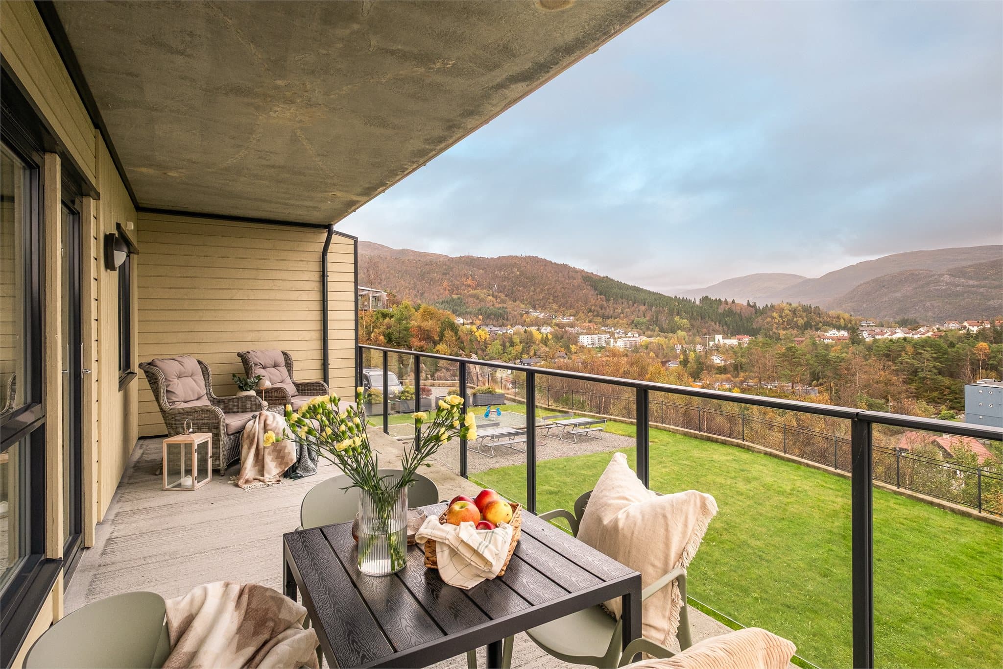 - Overbygget altan som gjør bruksmulighetene betraktelig større, og utemøblement kan stå ute store deler av året