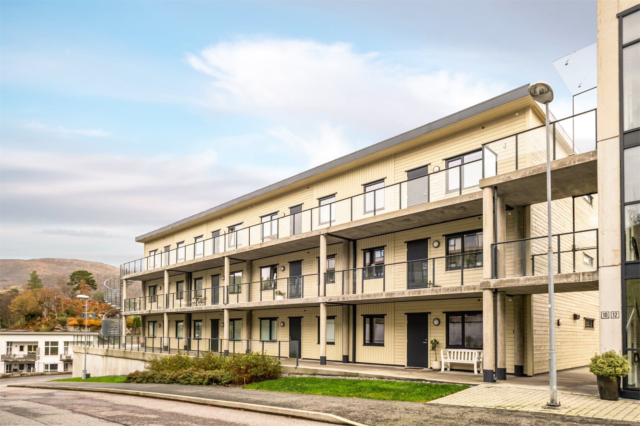 - Leiligheten ligger attraktivt til i et nyere og veletablert boligområde -