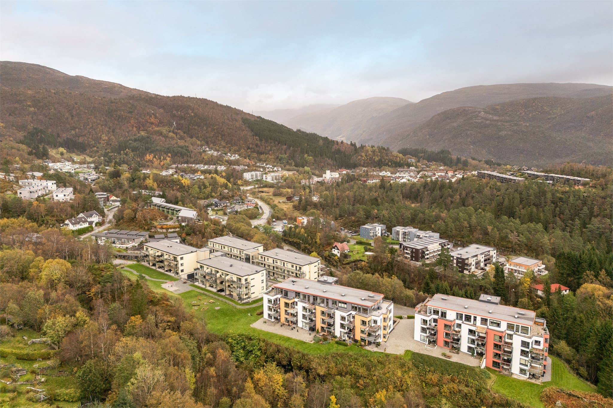- For et bredt sevicetilbud finner man Lagunen Storsenter/Laguneparken ca. 14 minutter unna med bil og Bergen sentrum ca. 15 minutter unna med bil -