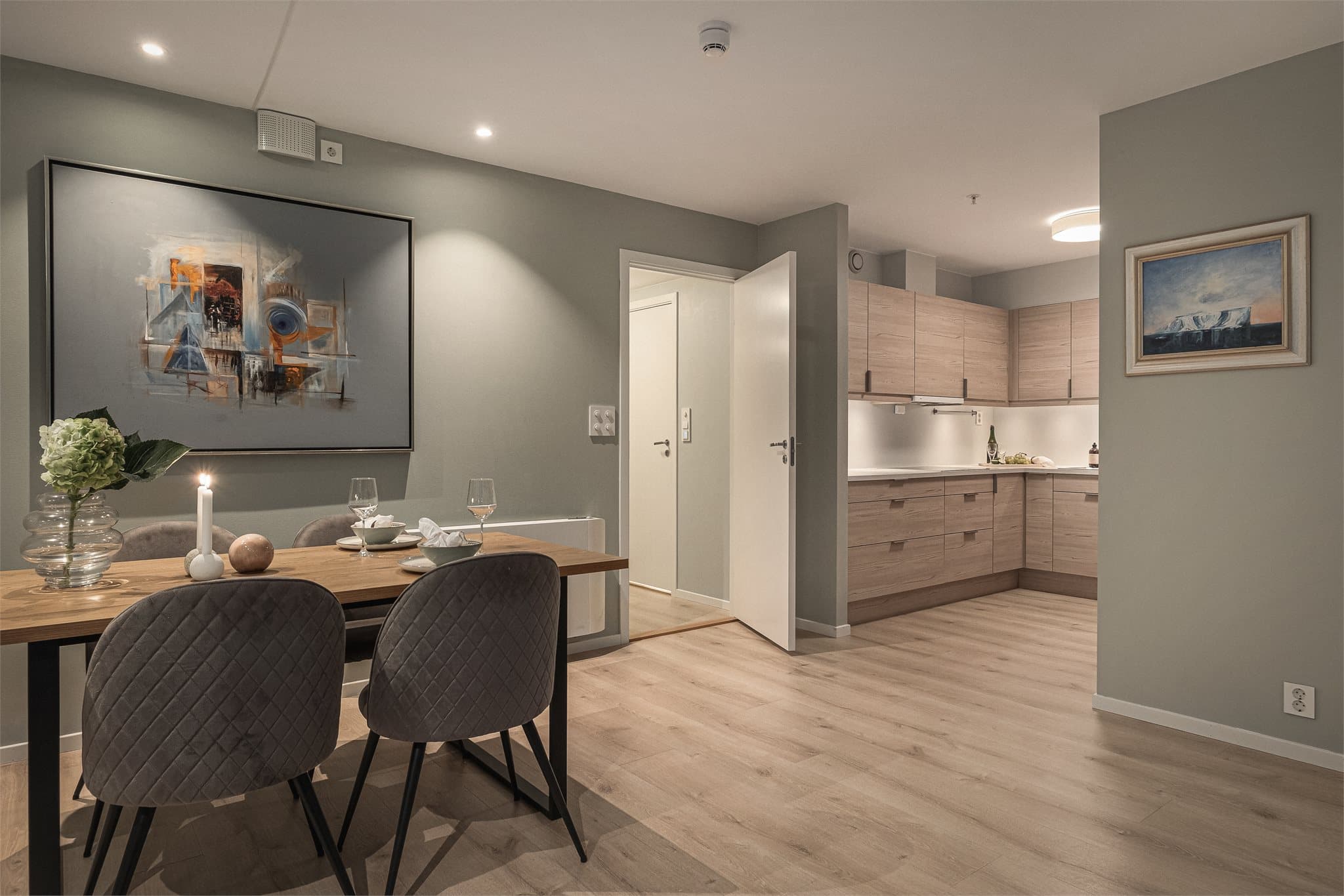 - Gjennomgående lik laminat på alle gulv, gir et nydelig helhetsinntrykk og en rød tråd gjennom boligen -