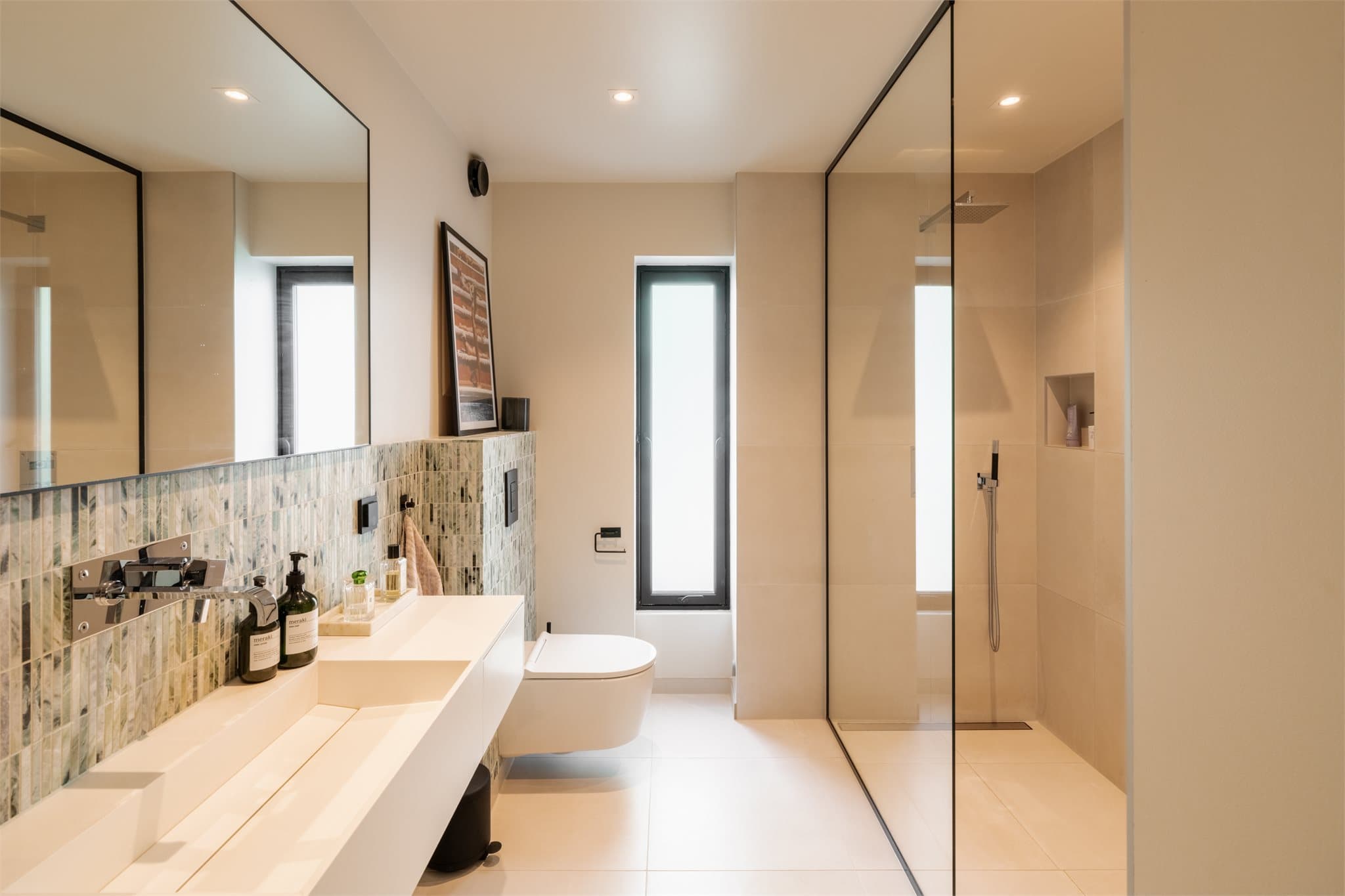 Lekker og påkostet baderomsløsning fra 2021 med moderne materialvalg og gjennomført utførelse. Badet er helfliset med store, elegante fliser fra italia (Ragno) og delikate marmorfliser rundt servantsonen som gir et eksklusivt preg.