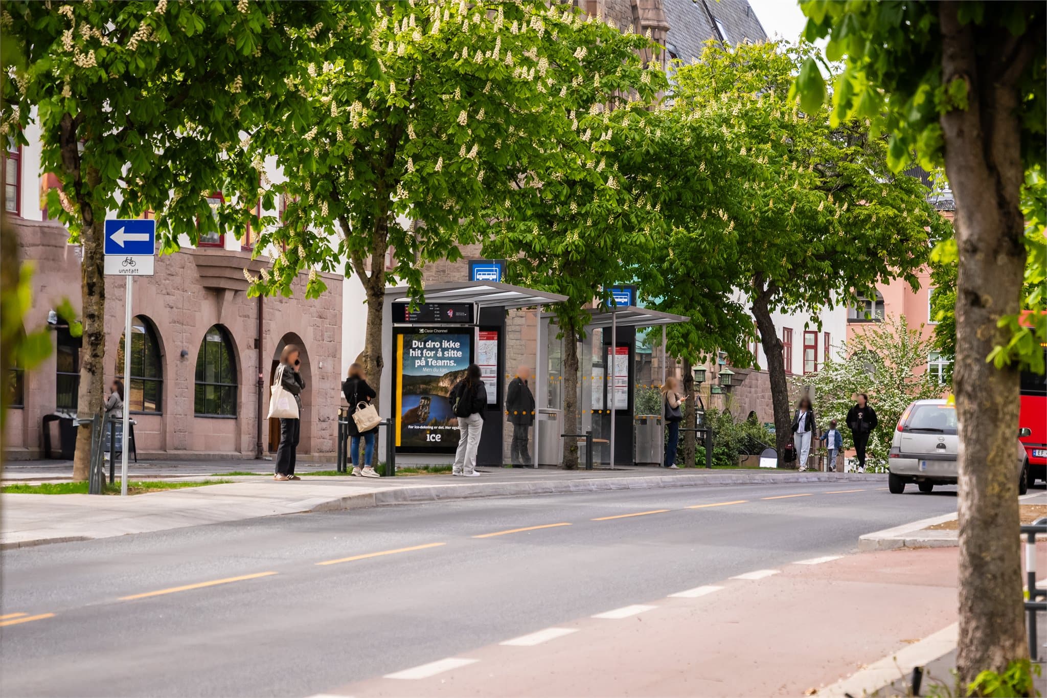 Offentlig kommunikasjon er svært godt ivaretatt, noe som gir enkel tilgang til hele byen. I tillegg er det kort vei til kollektivknutepunktene ved Nationaltheatret stasjon og Skøyen stasjon med tog, T-bane og flytog.