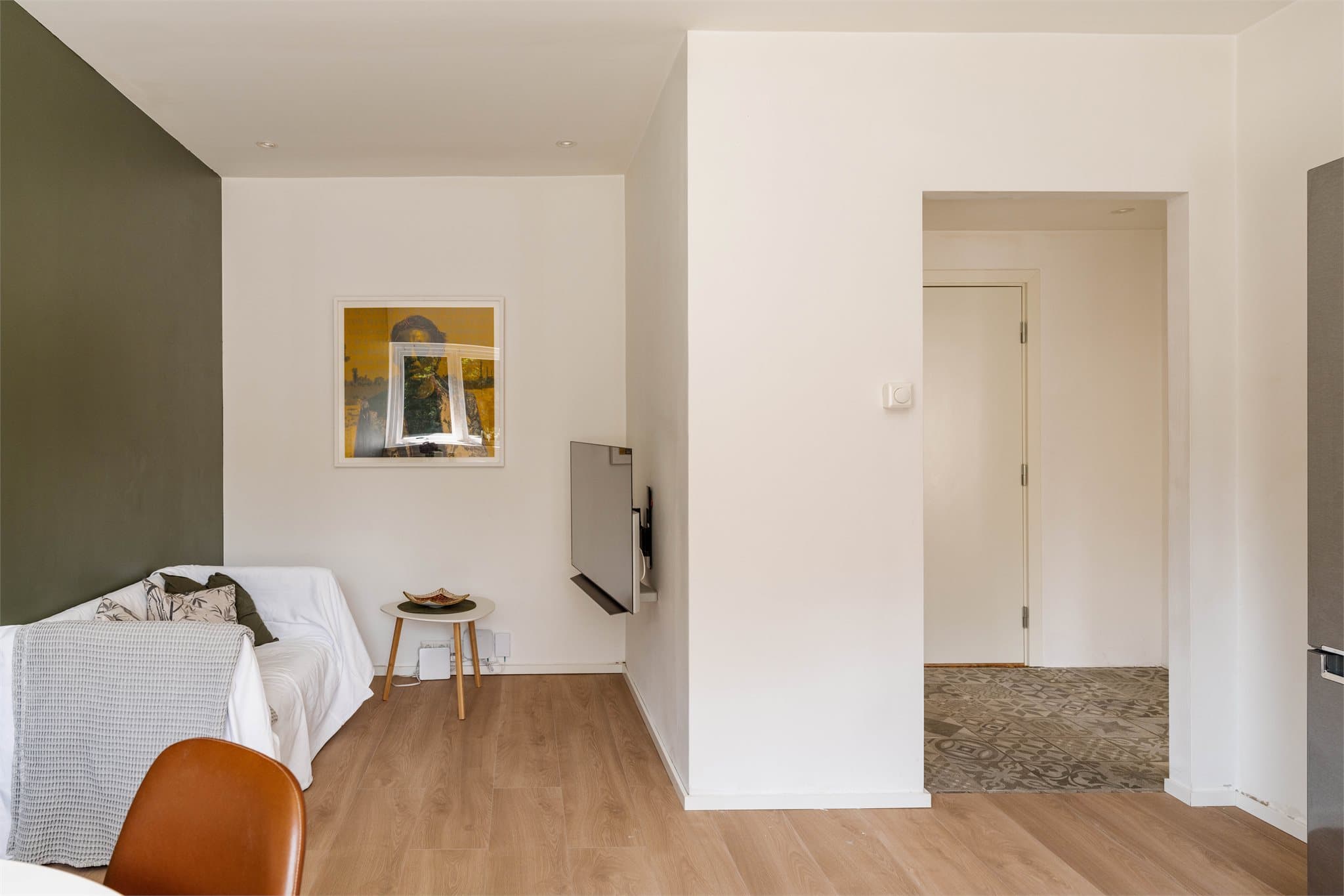 Downlights i taket sørger for en behagelig og gjennomført belysning.