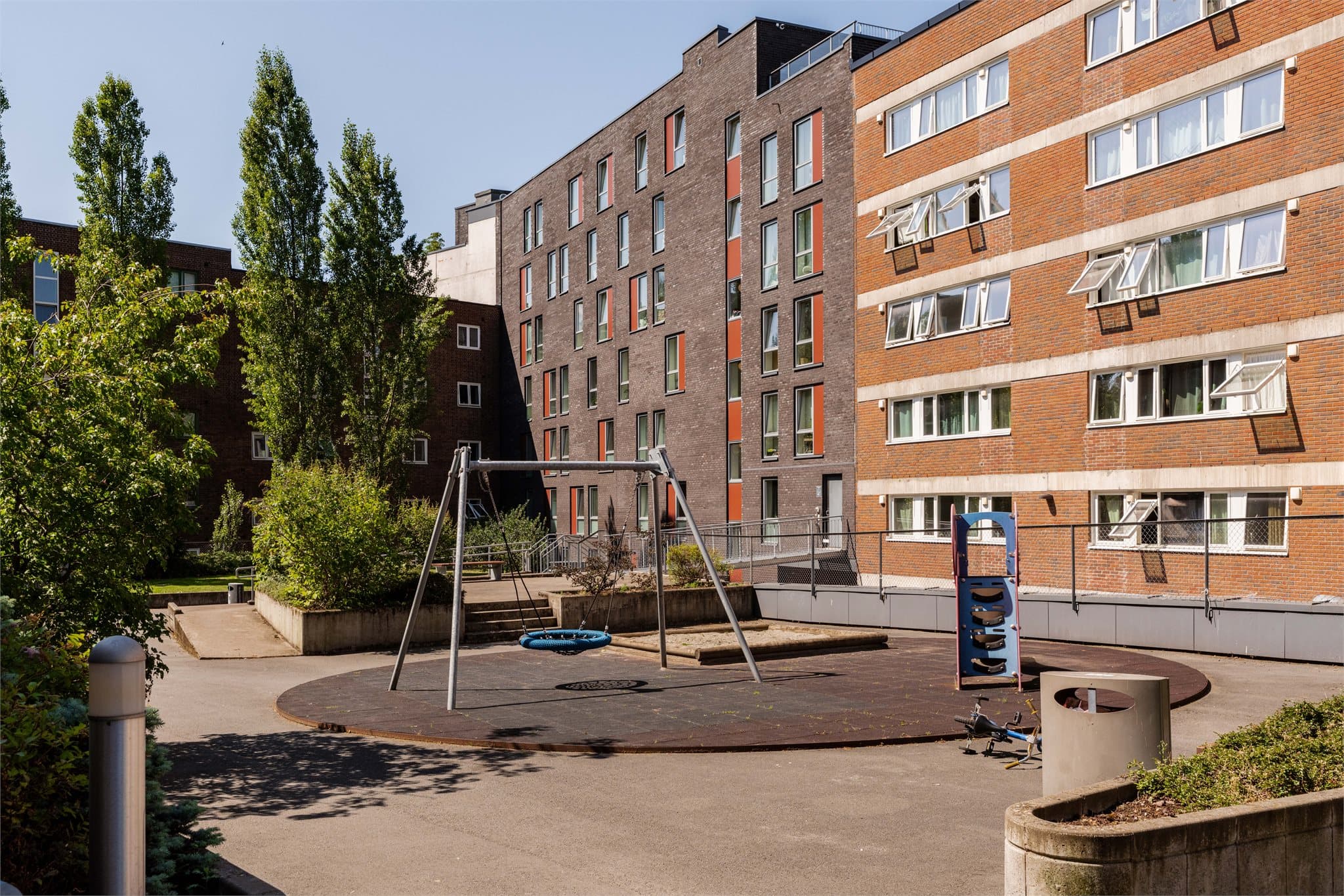 Grünerløkka er like ved, med kjente gater som Markveien og Thorvald Meyers gate, samt Schous plass. I tillegg byr Tøyen og Vulkan på et variert kulturtilbud med blant annet mathall, kino, treningsmuligheter og arrangementer.