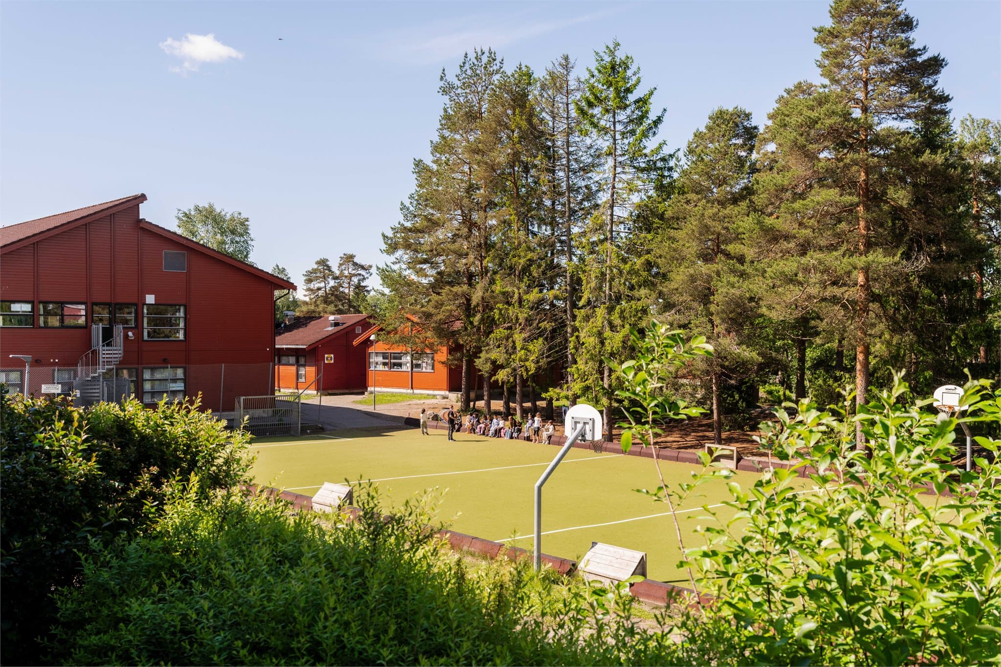 Nærområdet er familievennlig med kort gangavstand til blant annet Mortensrud skole, kun 2 minutter unna.