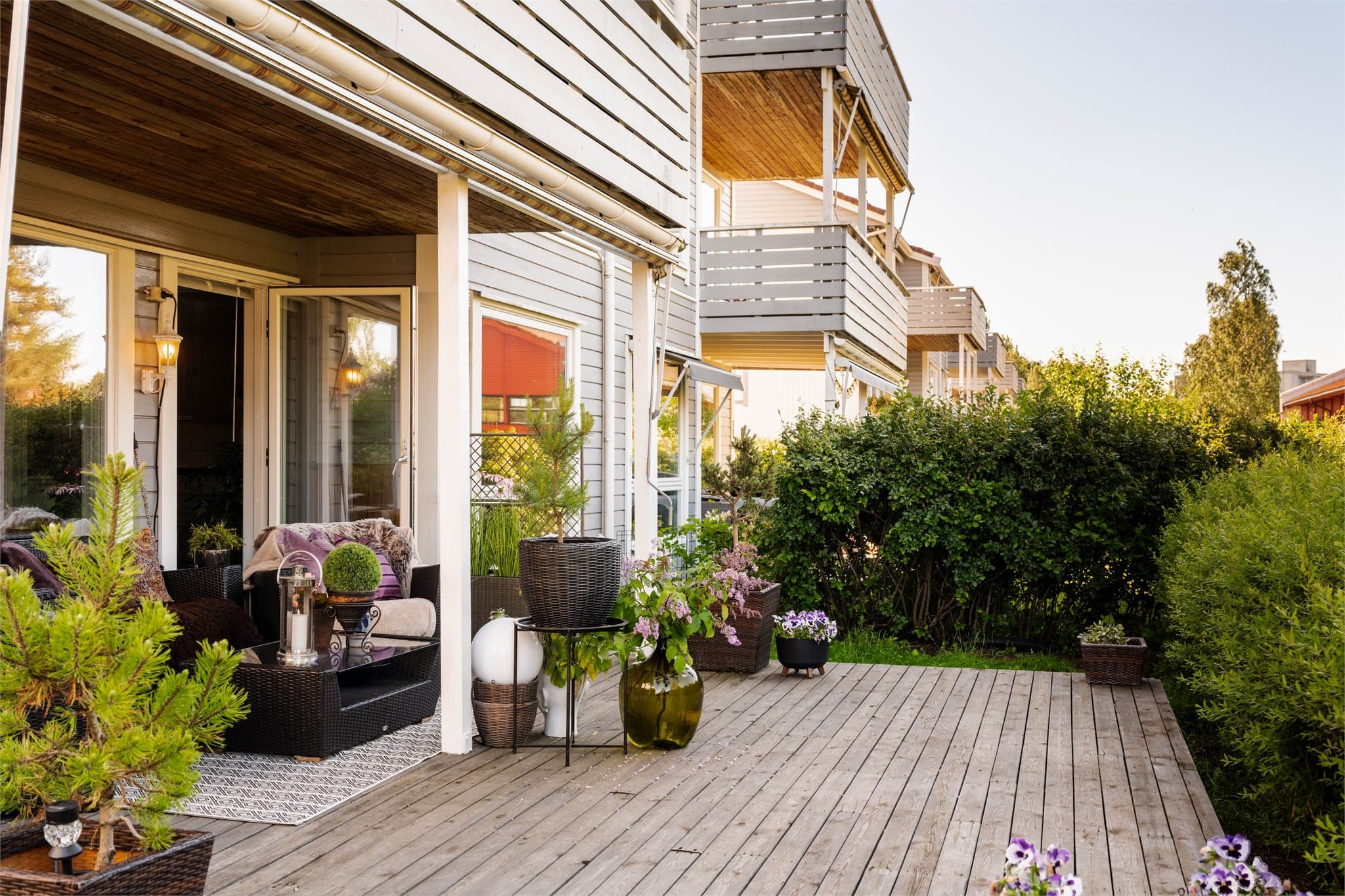 Fra stuen er det direkte utgang til en romslig markterrasse på ca. 27 m².
