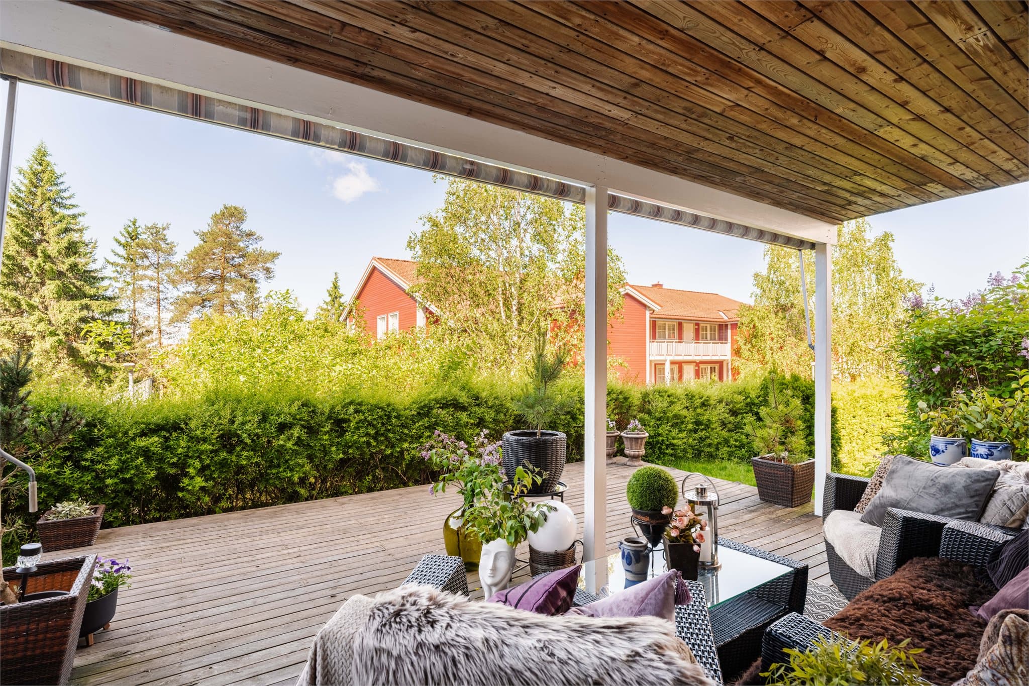Terrassen er skjermet av hekk og gir en privat og usjenert følelse.