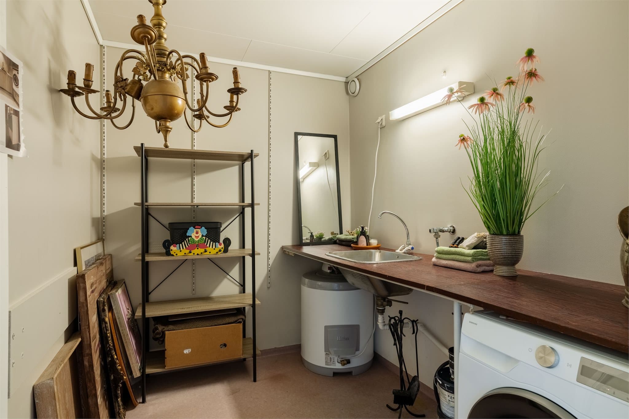 Praktisk, separat vaskerom med opplegg for vaskemaskin, utslagsvask og gode arbeidsflater.