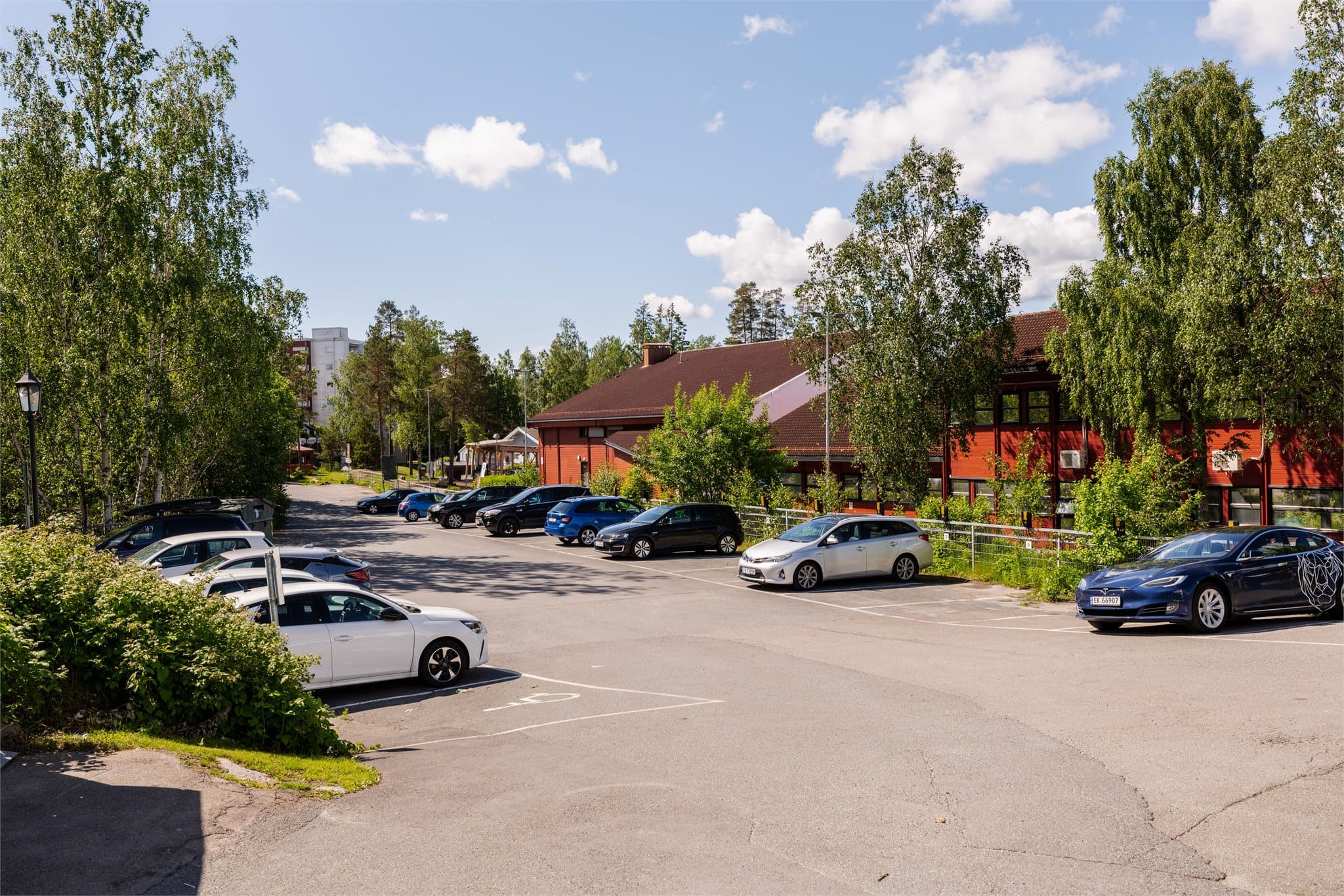 Leiligheten disponerer en parkeringsplass med elbil-lader. Det er også gjesteparkering tilgjengelig.