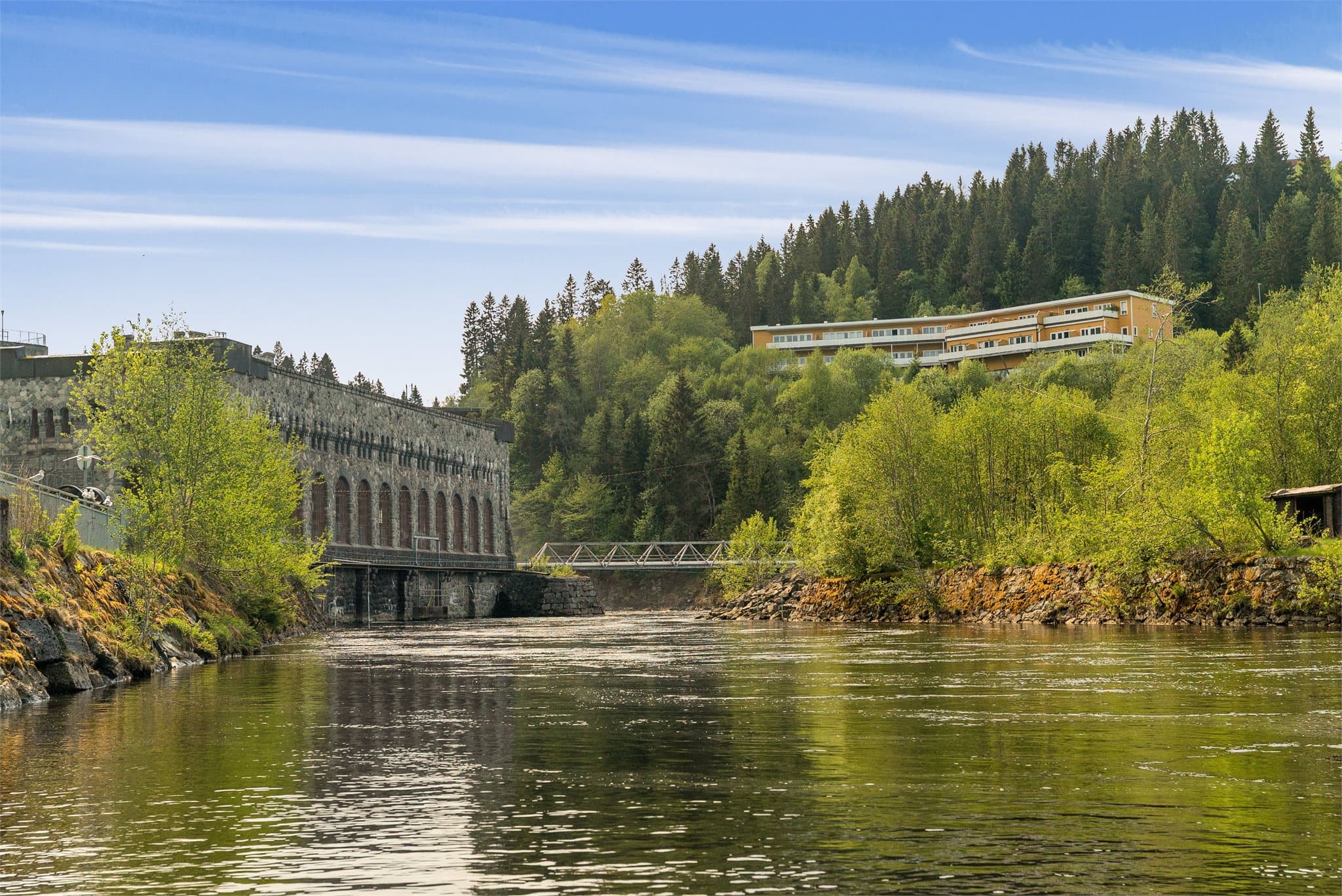 Her bor du i naturskjønne omgivelser, samtidig som det er kort vei til kollektivtransport, skoler og barnehager.