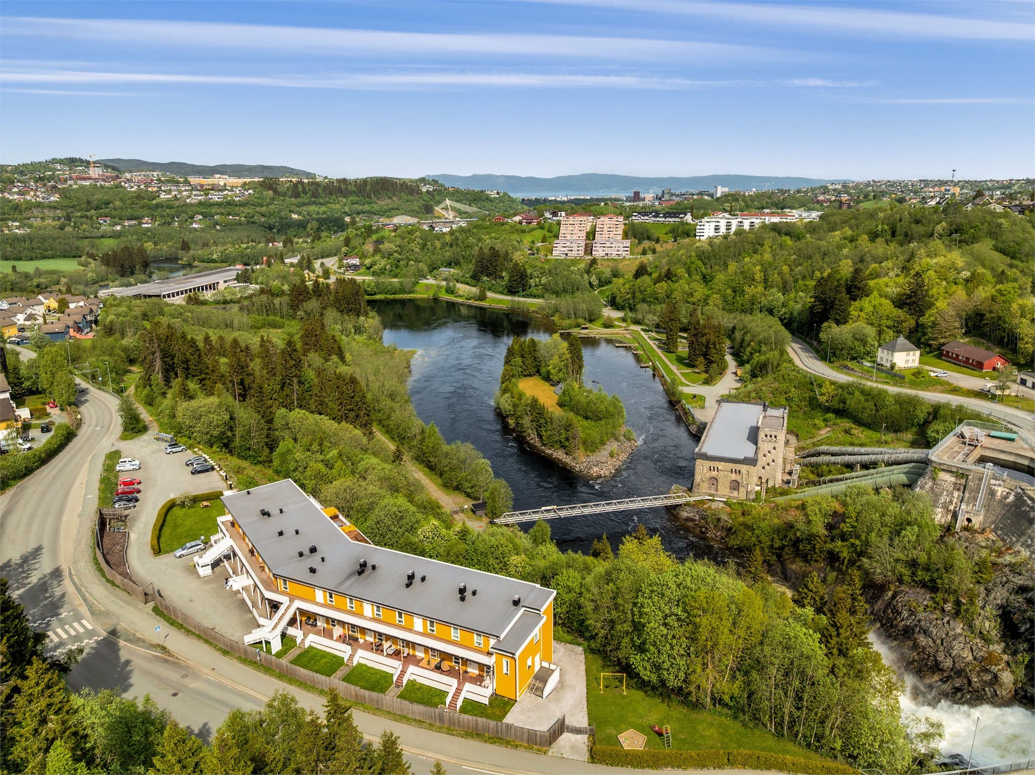Det er nydelige turmuligheter ved Leirfossen Park, med flotte turstier langs Nidelven.