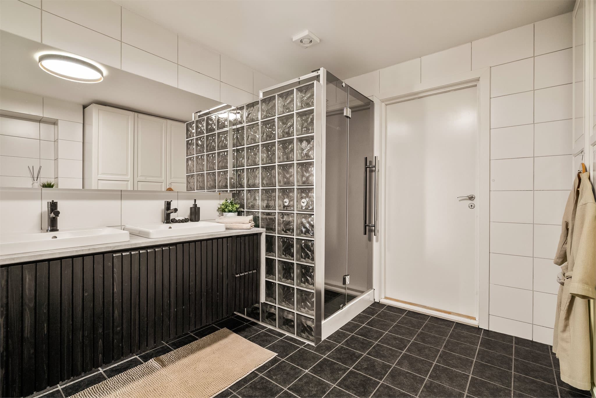 Badet måler 11,5 kvm og har direkte adkomst til separat vaskerom.