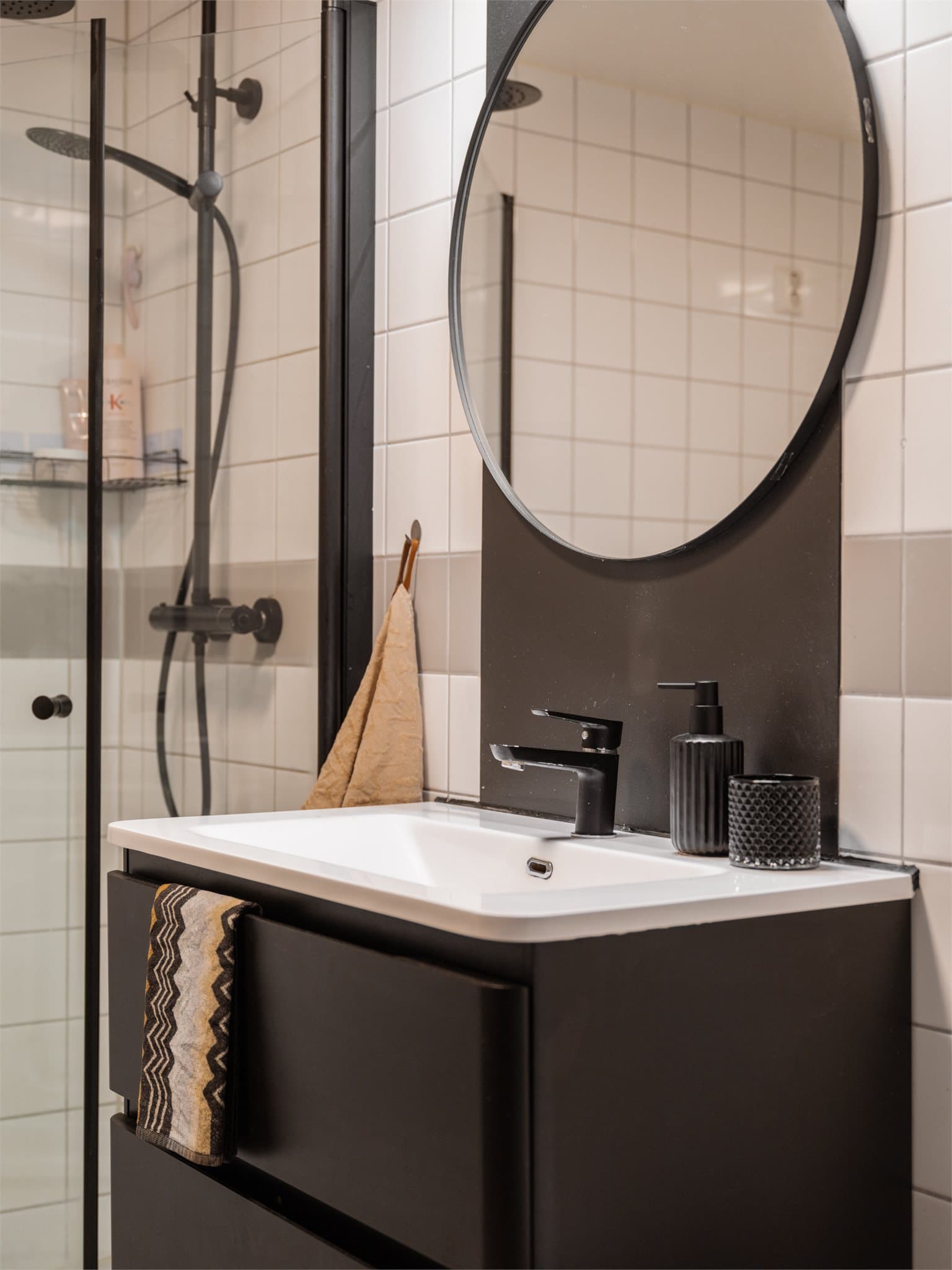 Lekre detaljer i sort som gir badet et stilfullt preg.