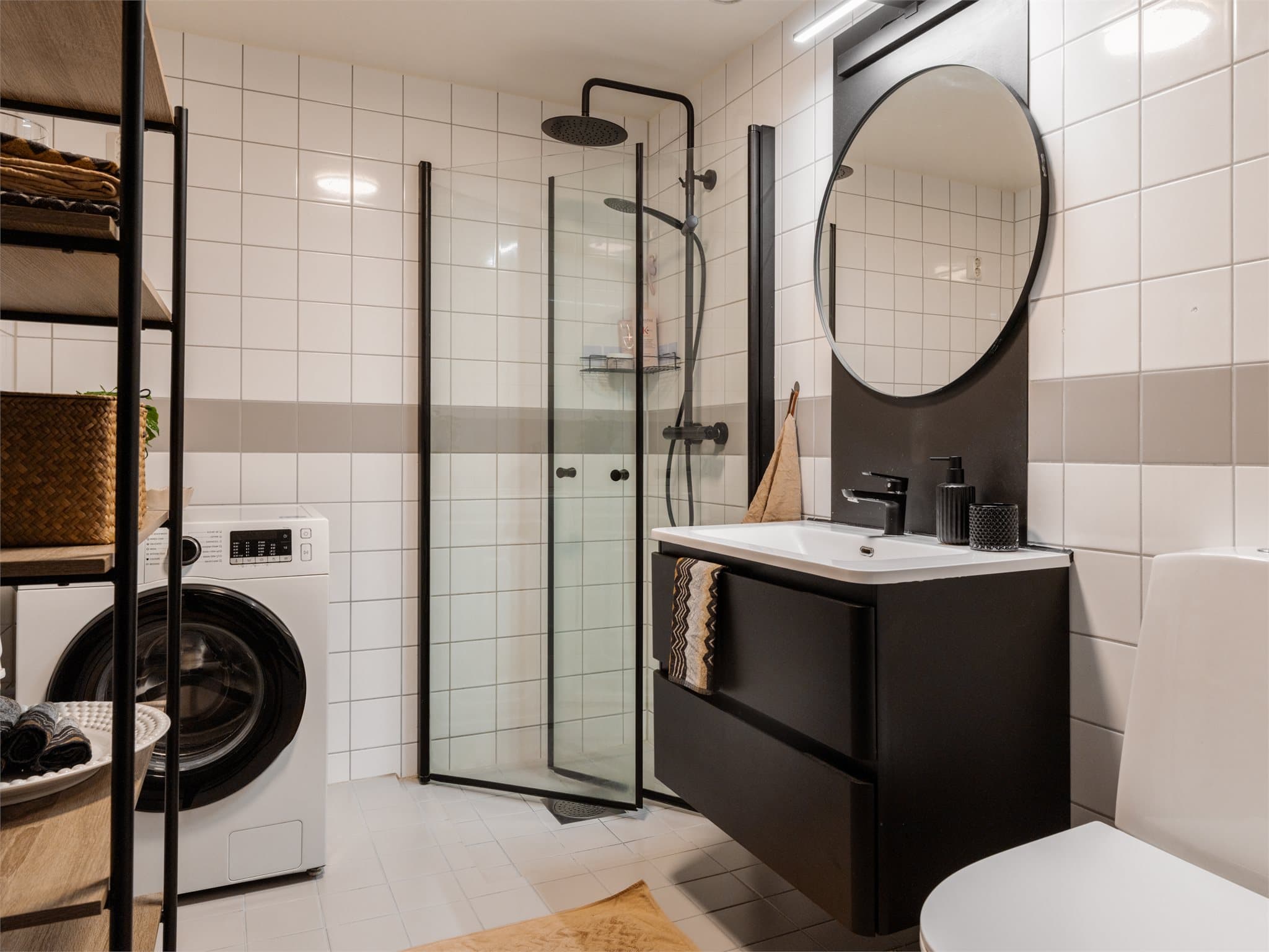 Rommet er utstyrt med flislagte overflater og opplegg for vaskemaskin.