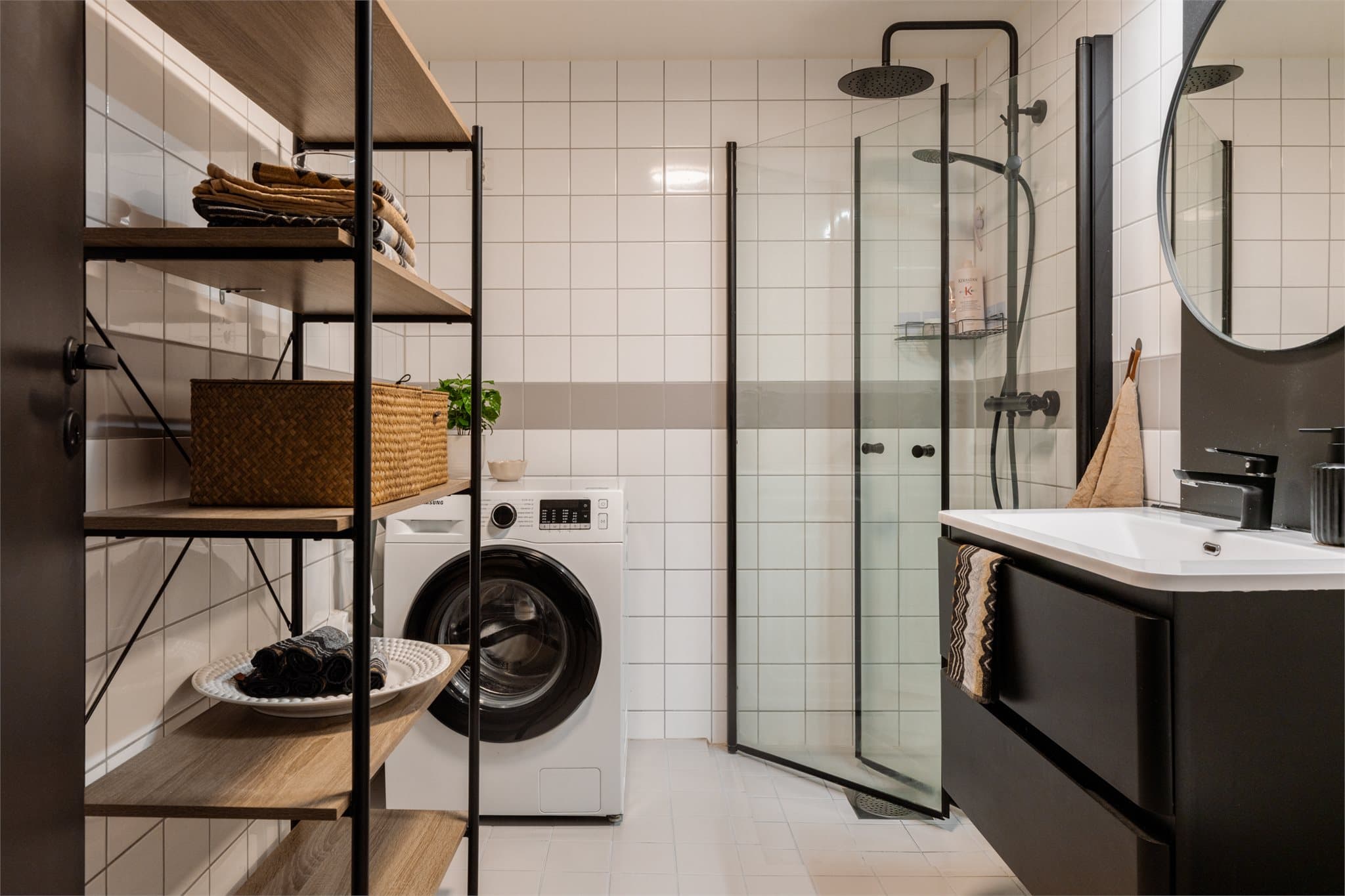 Badet ble oppgradert med ny innredning i 2021 og har varme i gulvet som gir en lun atmosfære under morgen- og kveldstellet.