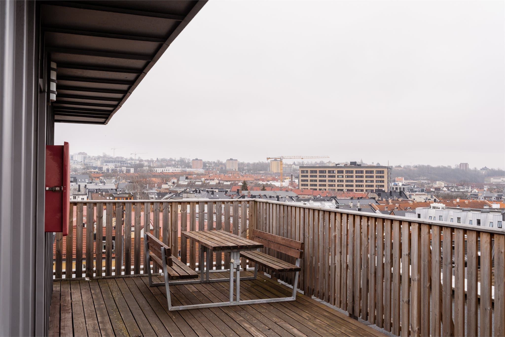 Ellers er det også felles takterrasse i bygget med sol fra morgen til kveld og fantastisk utsikt i alle retninger.
