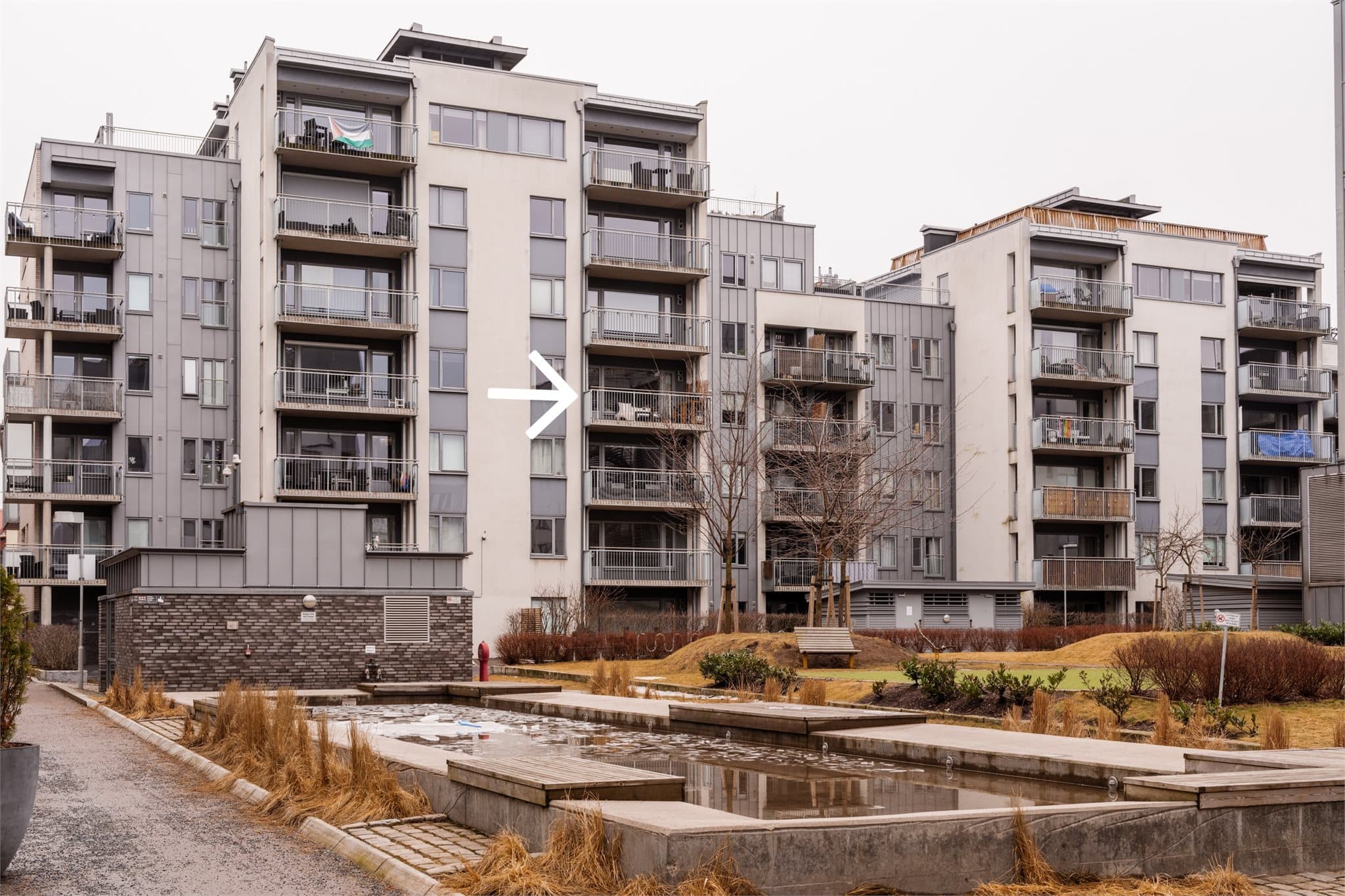 Boligen har en eksepsjonelt god beliggenhet ut mot bakgården med både vannspeil og idylliske grøntområder.