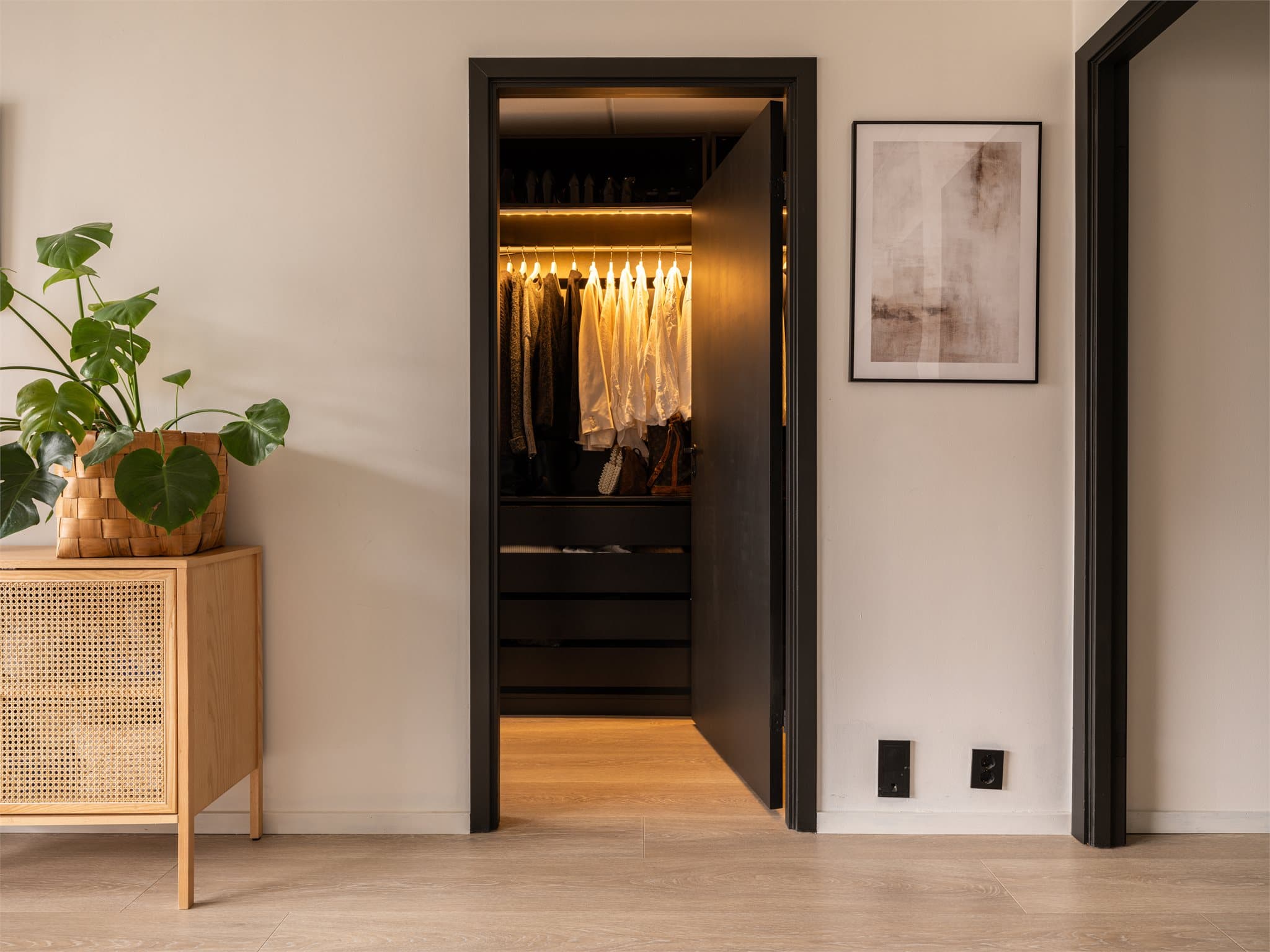 Boligen har et romslig soverom hvor du blir møtt med en egen "walk-in garderobe" i egen nisje.