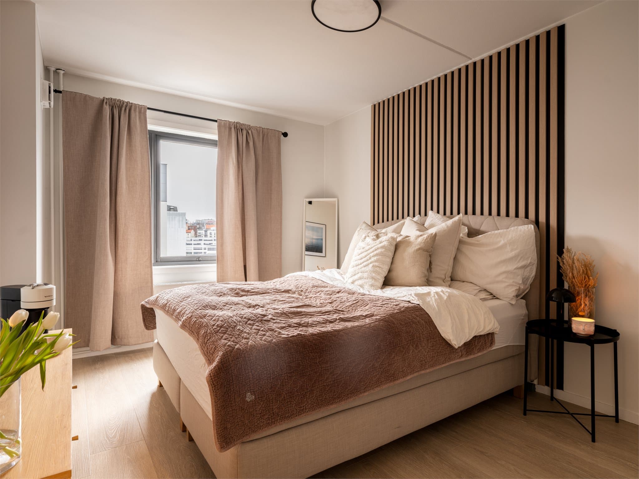 Et stort soverom med god plass til dobbeltseng og fin utsikt ut på bilfritt gårdsrom. Bedre beliggenhet finner man ikke i Ringnes Park.