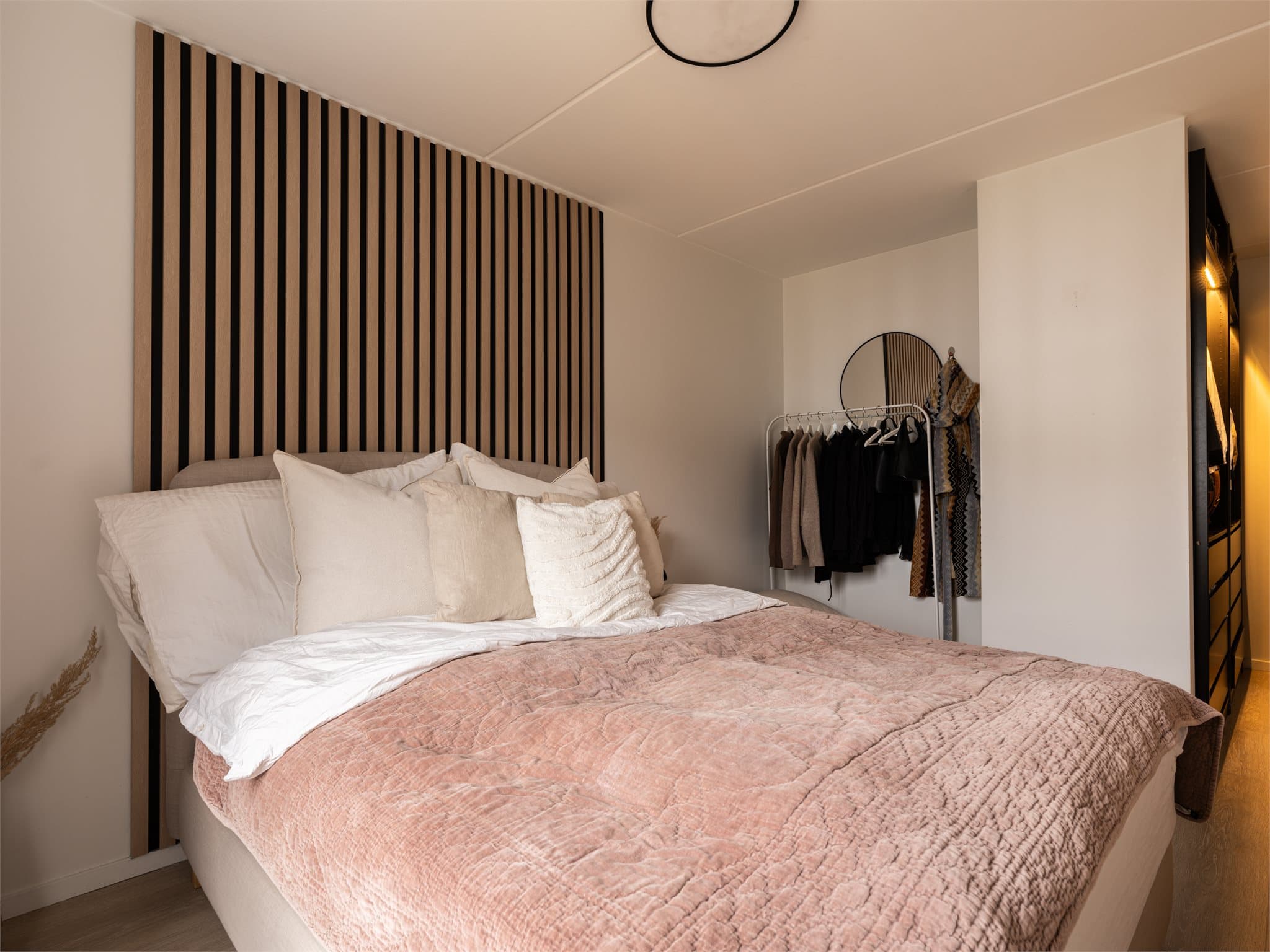 Soverommet har en egen nisje hvor man kan sette opp ekstra garderobeskap ved behov. Til høyre er det montert en plassbygget garderobe med masse skapplass og integrert belysning.