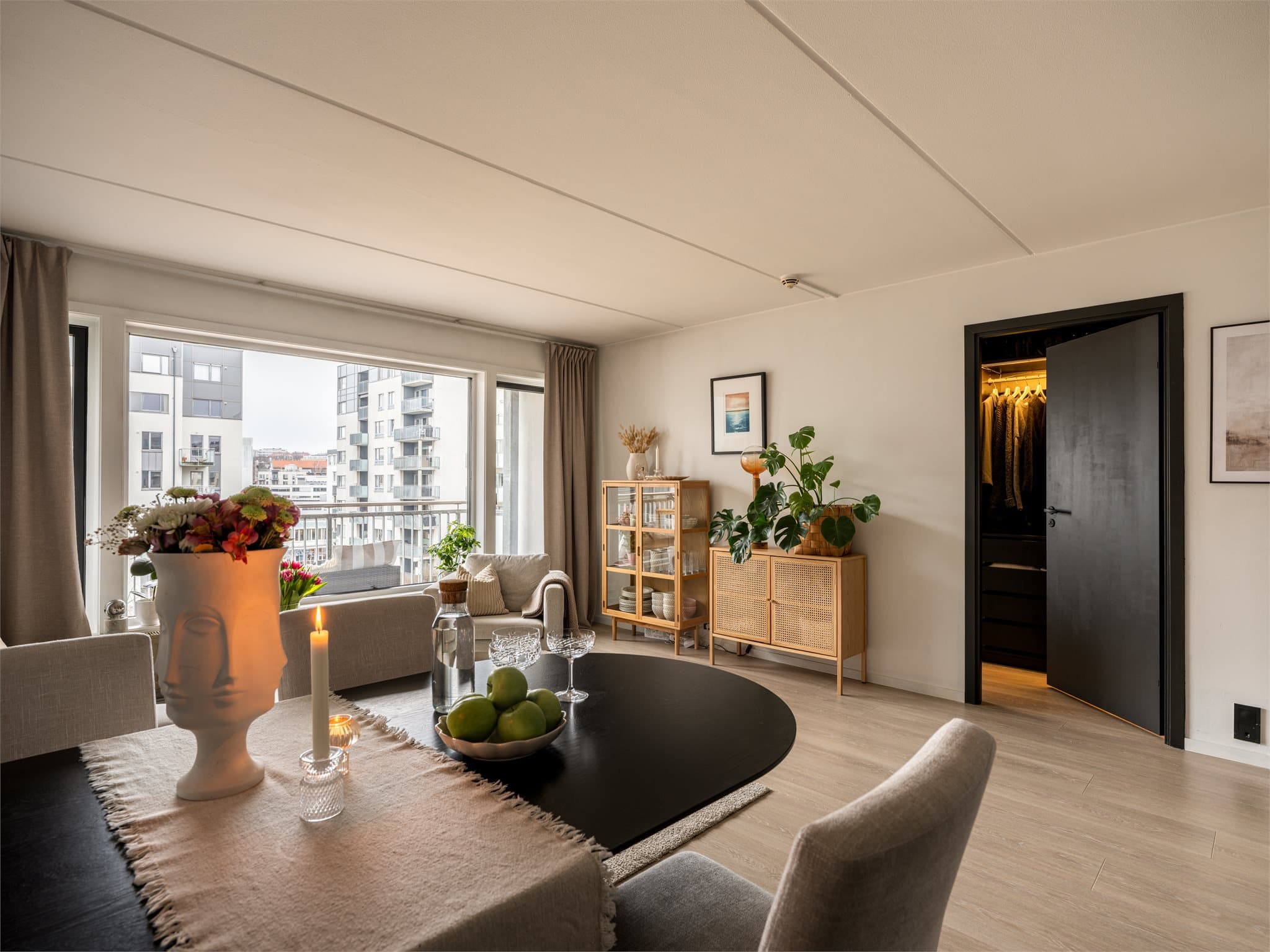 Store vindusflater gir godt med dagslys fra morgen til kveld uansett vær.