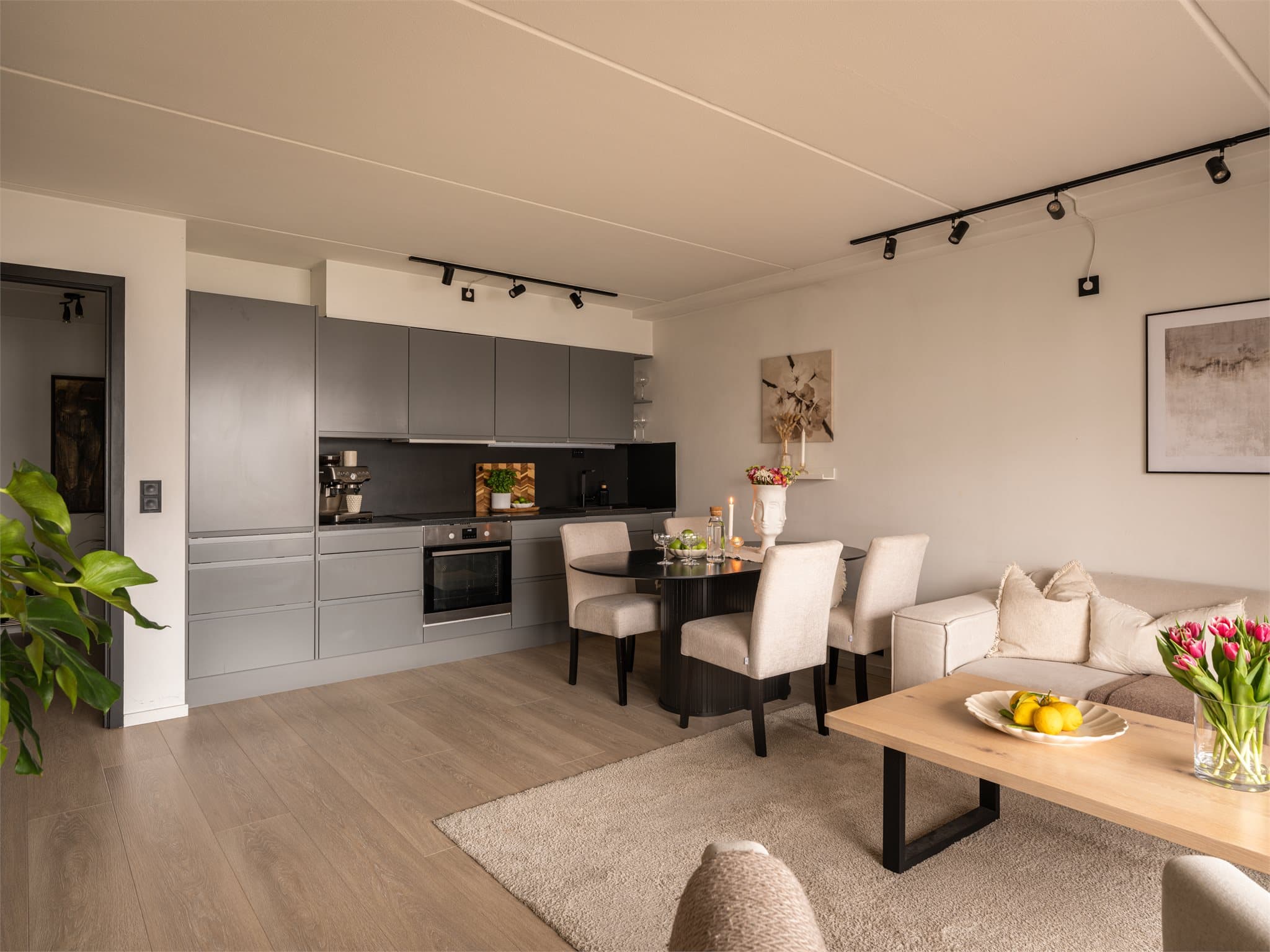 Boligen har delikate overflater. Boligen er påkostet med nytt lekkert enstavs-gulv i 2021 og malte overflater i 2023.