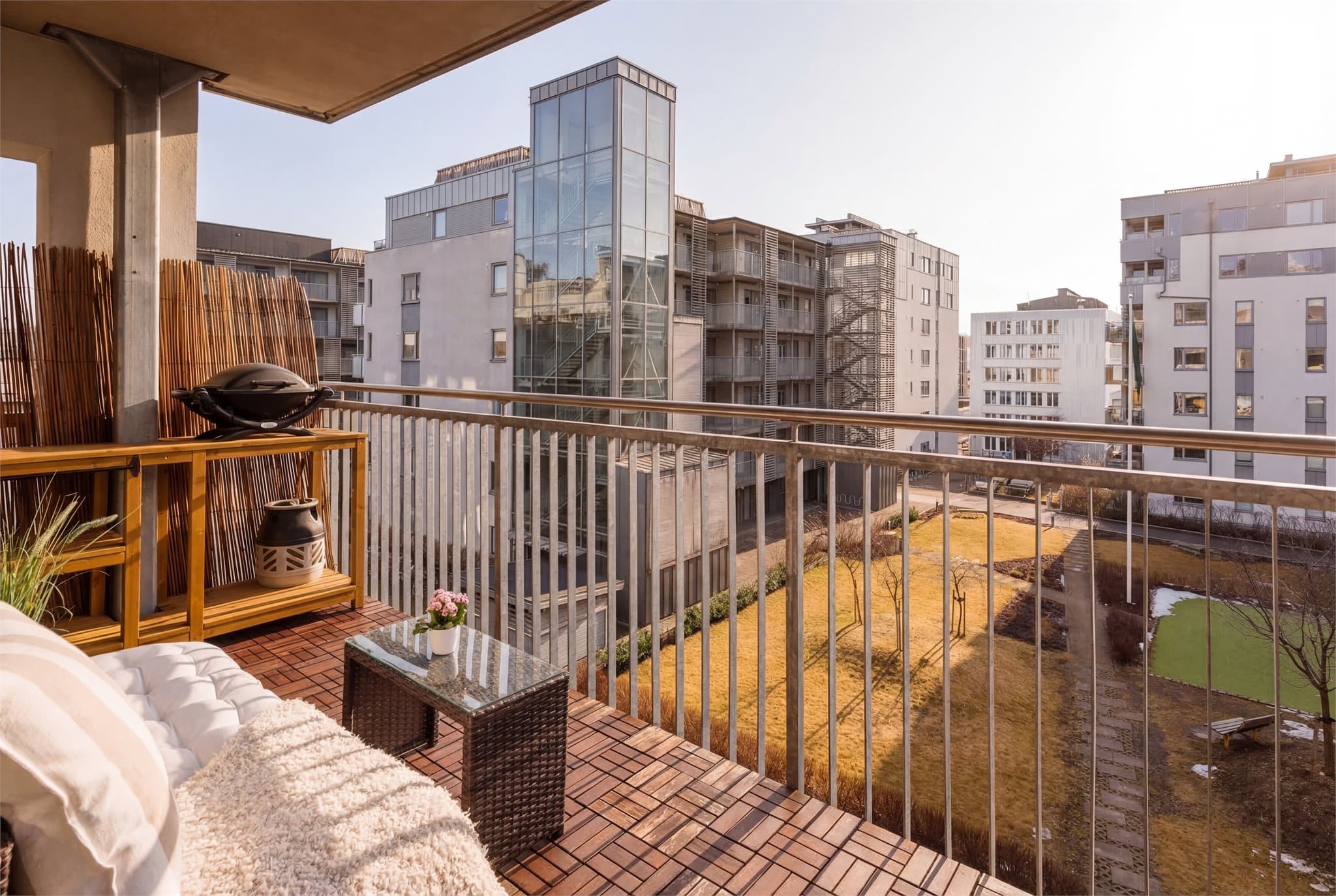 Boligen og balkongen vender i sin helhet ut mot et stort og grønt gårdsrom så her har du lite/ingen innsyn og fin/fri utsikt!