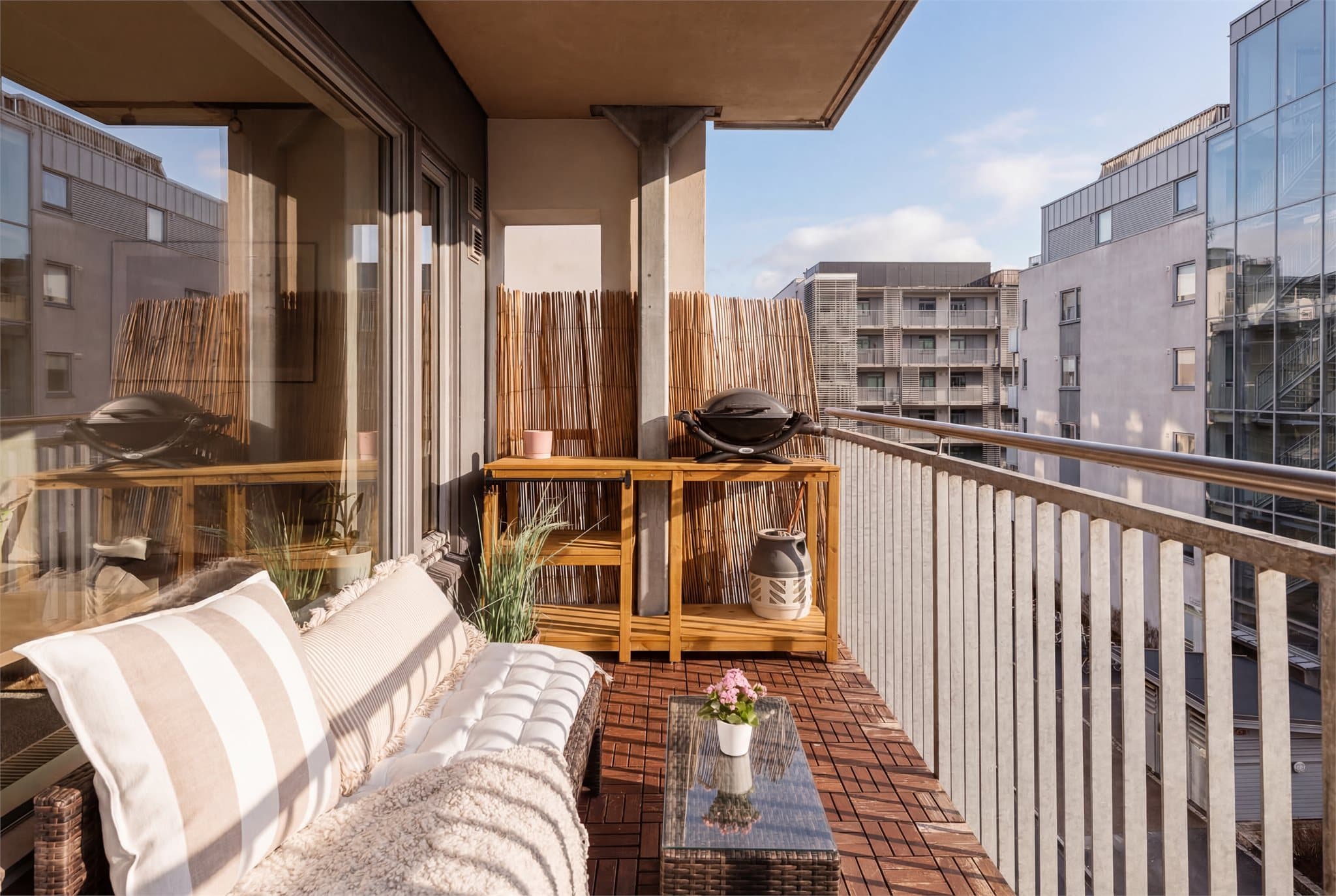 Balkongen er ca. 8 m². Her det god plass til en hyggelig sittegruppe og grill.