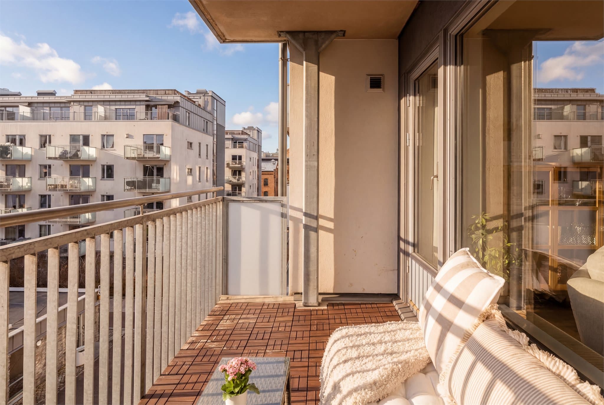 Balkongen er også trukket inn så man får sin egen private oase!