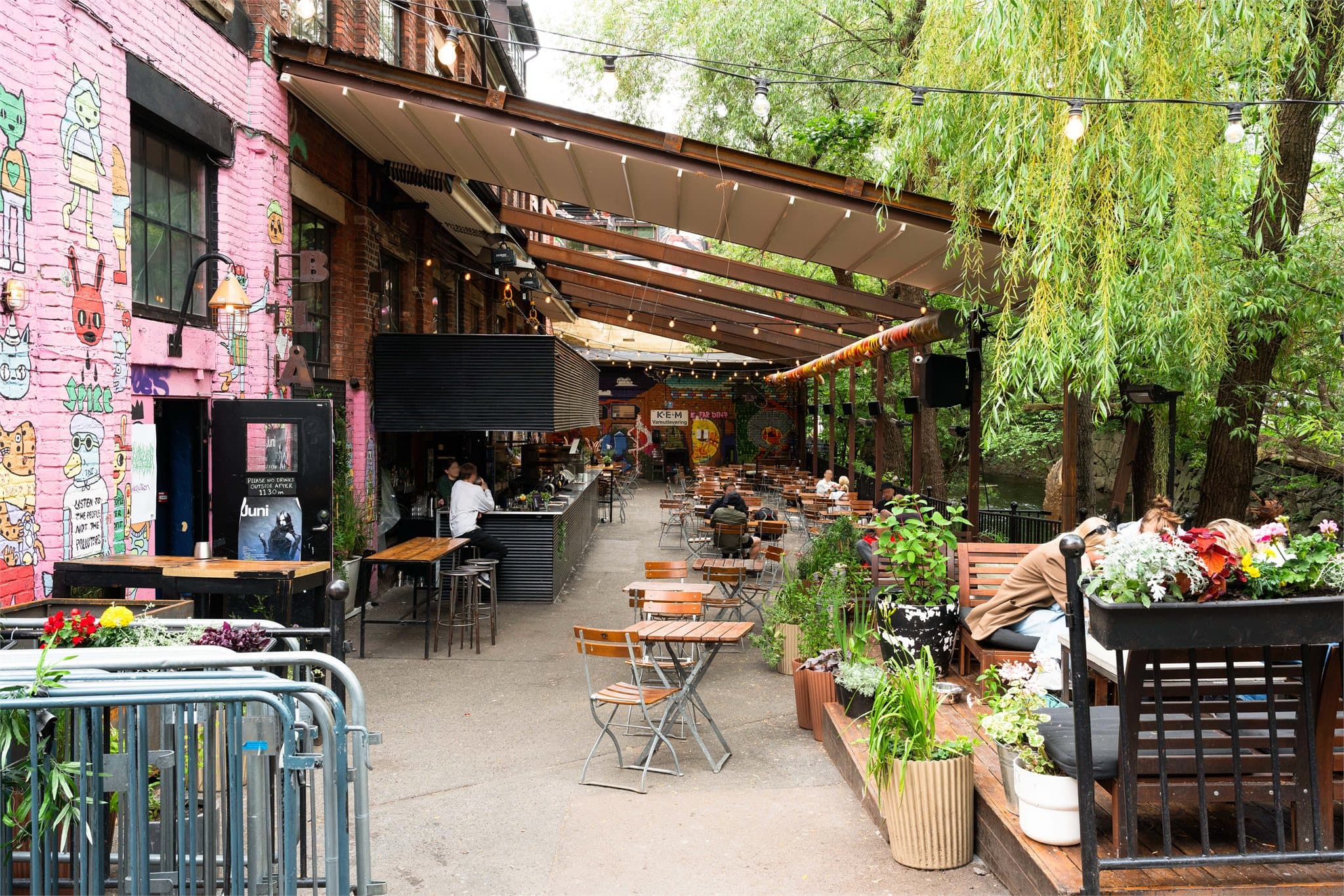 Langs Akerselva finner du mange hyggelige barer, her blant annet BLÅ.