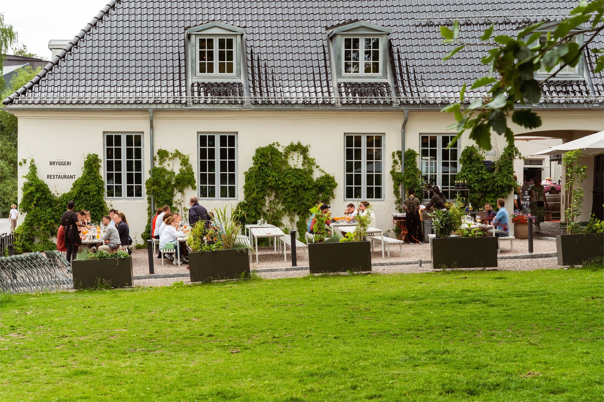 Nedre Foss Gård har flotte lokaler og god mat både på dag- og kveldstid.