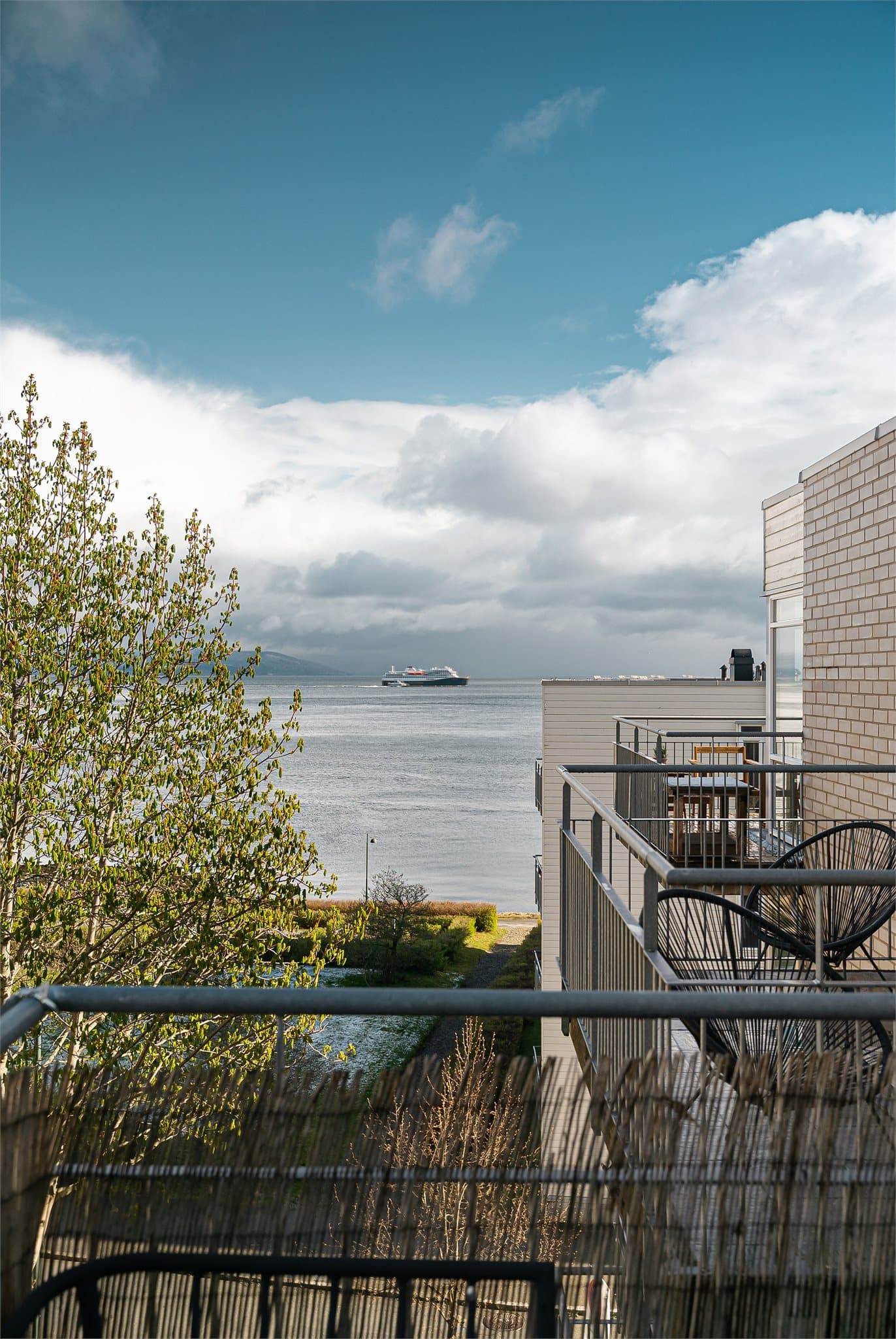 Fra balkongen kan man nyte en nydelig utsikt over Trondheimsfjorden.