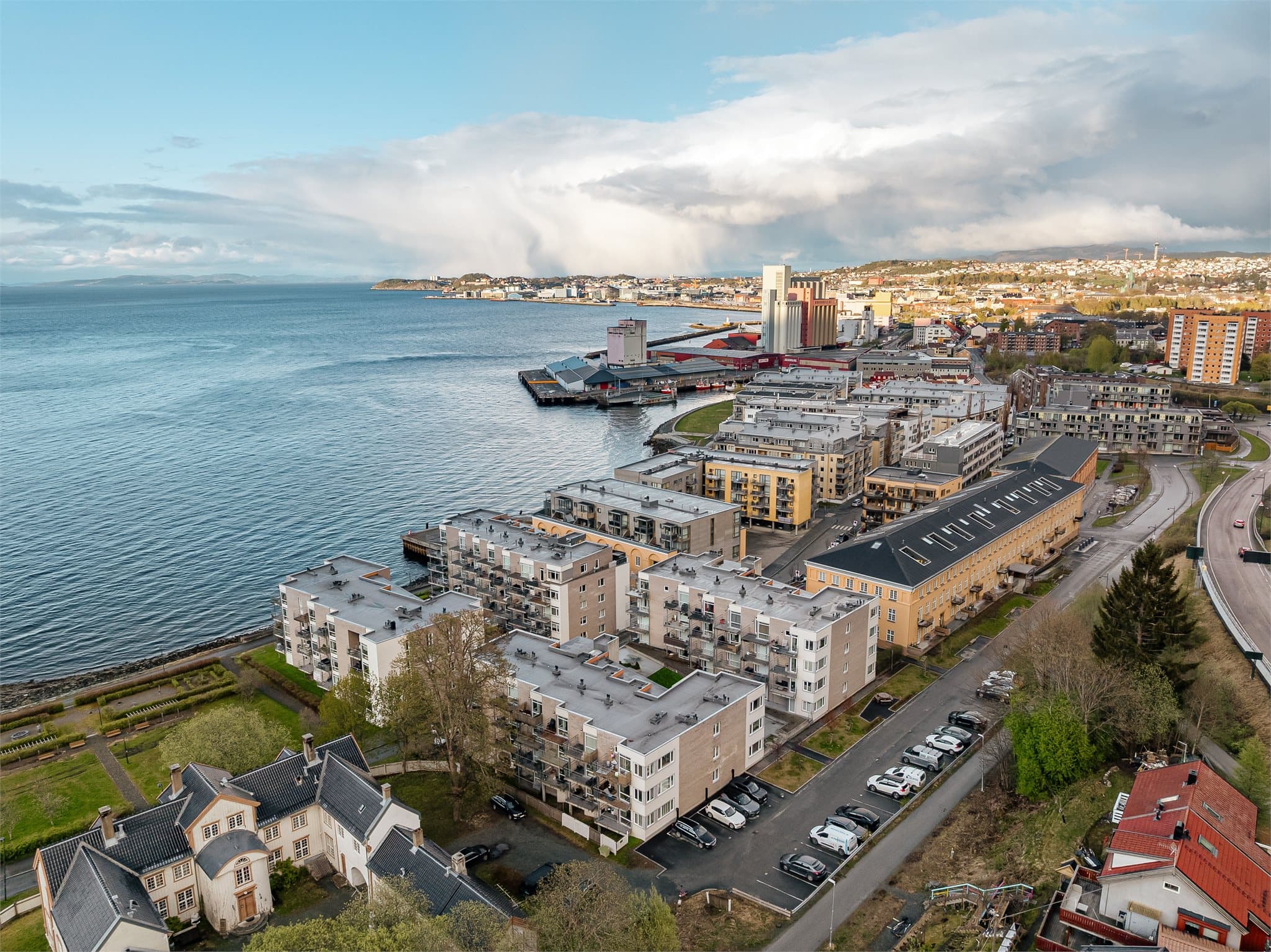 Herfra kan du spasere langs strandpromenaden helt til Piren.