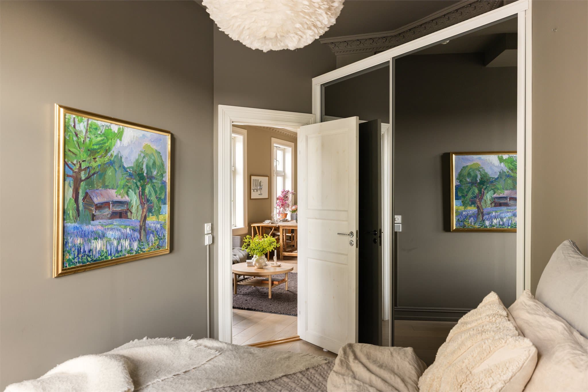 Hovedsoverommet har plass til dobbeltseng, rommet har også en tilpasset skyvedørsgarderobe.