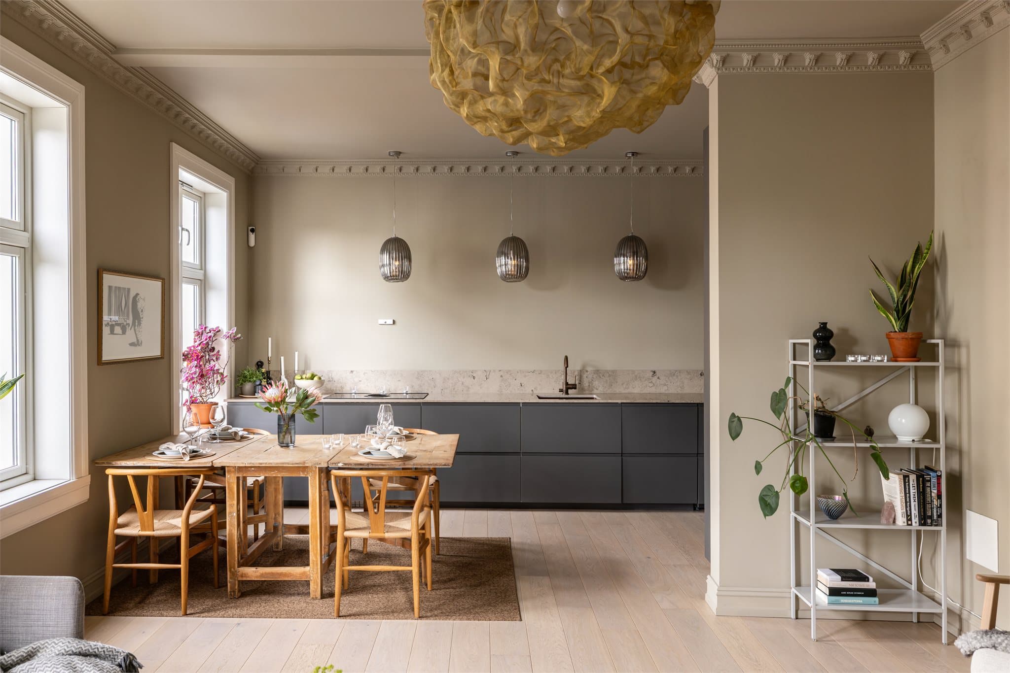 Oppholdsrommene har store og dype vinduer med elegante karmer som slipper inn naturlig lys.