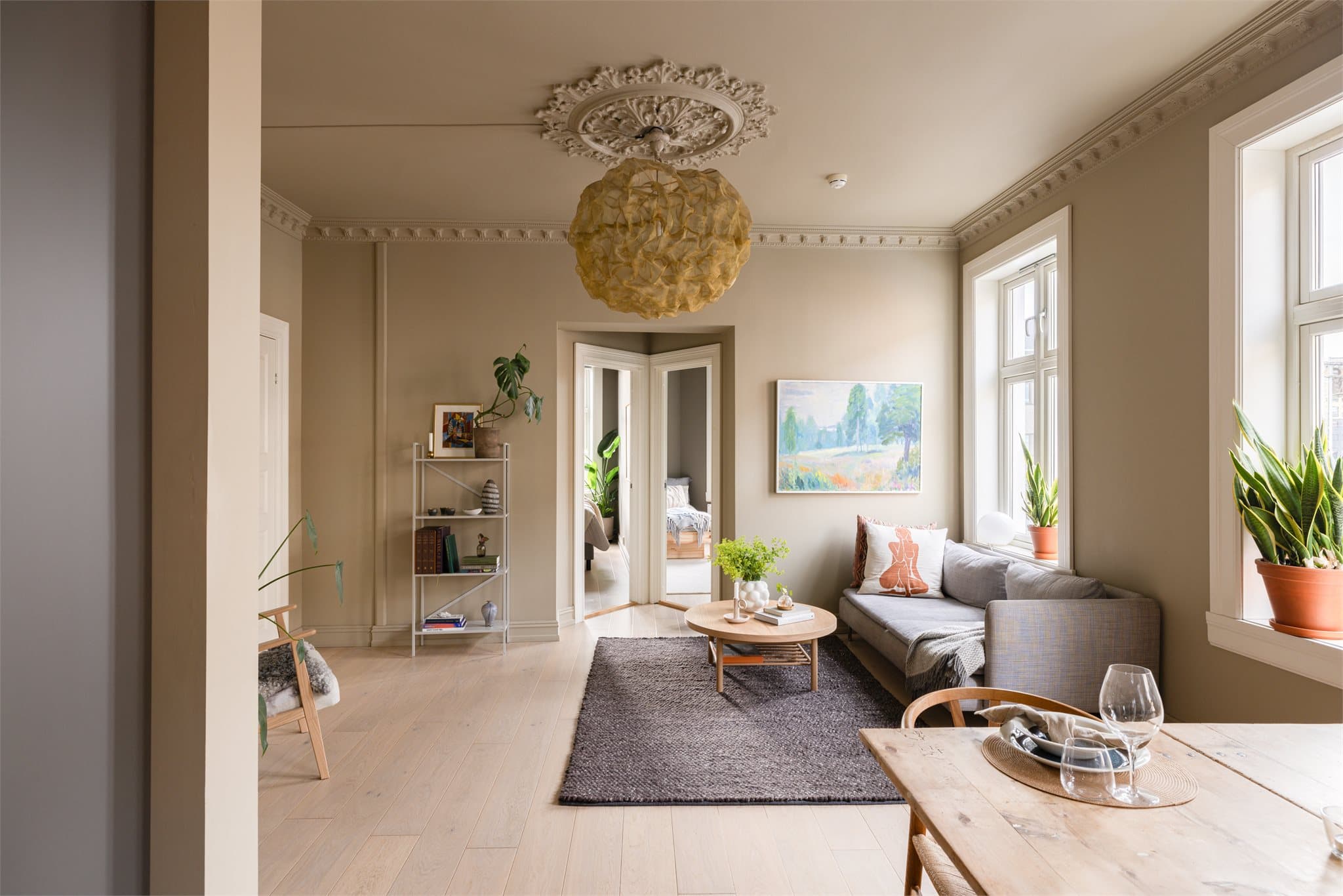 I stuen er det god plass til sofagruppe, stuebord og annet ønskelig møblement.