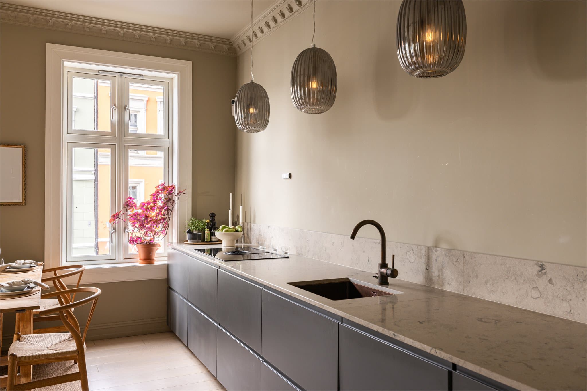 Store arbeidsflater og fravær av overskap gir et moderne og luftig intrykk.