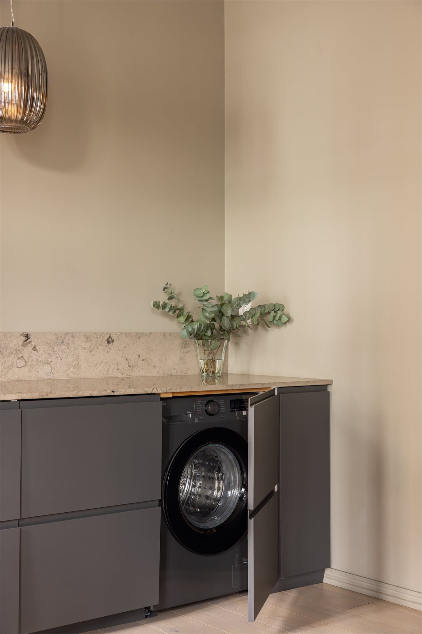 Praktisk plassering av vaskemaskin, skjult i innredningen.
