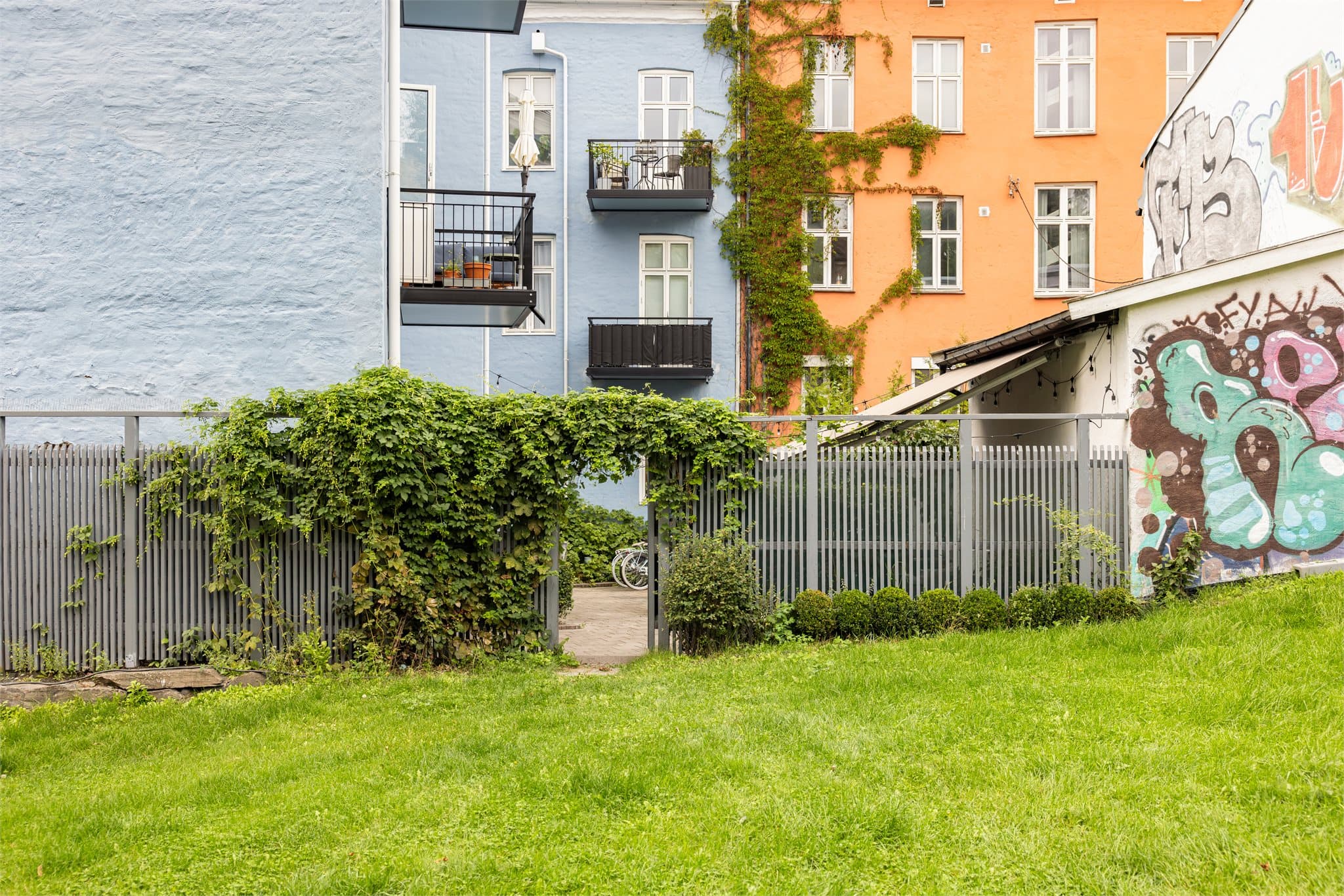 Fra borettslagets bakgård er det egen inngang til Minneparken