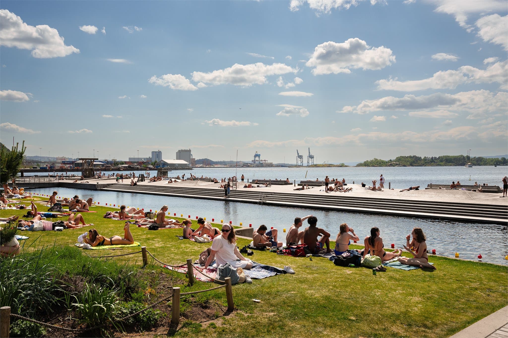 På varme sommerdager er veien kort til fjorden og Sørenga Sjøbad.