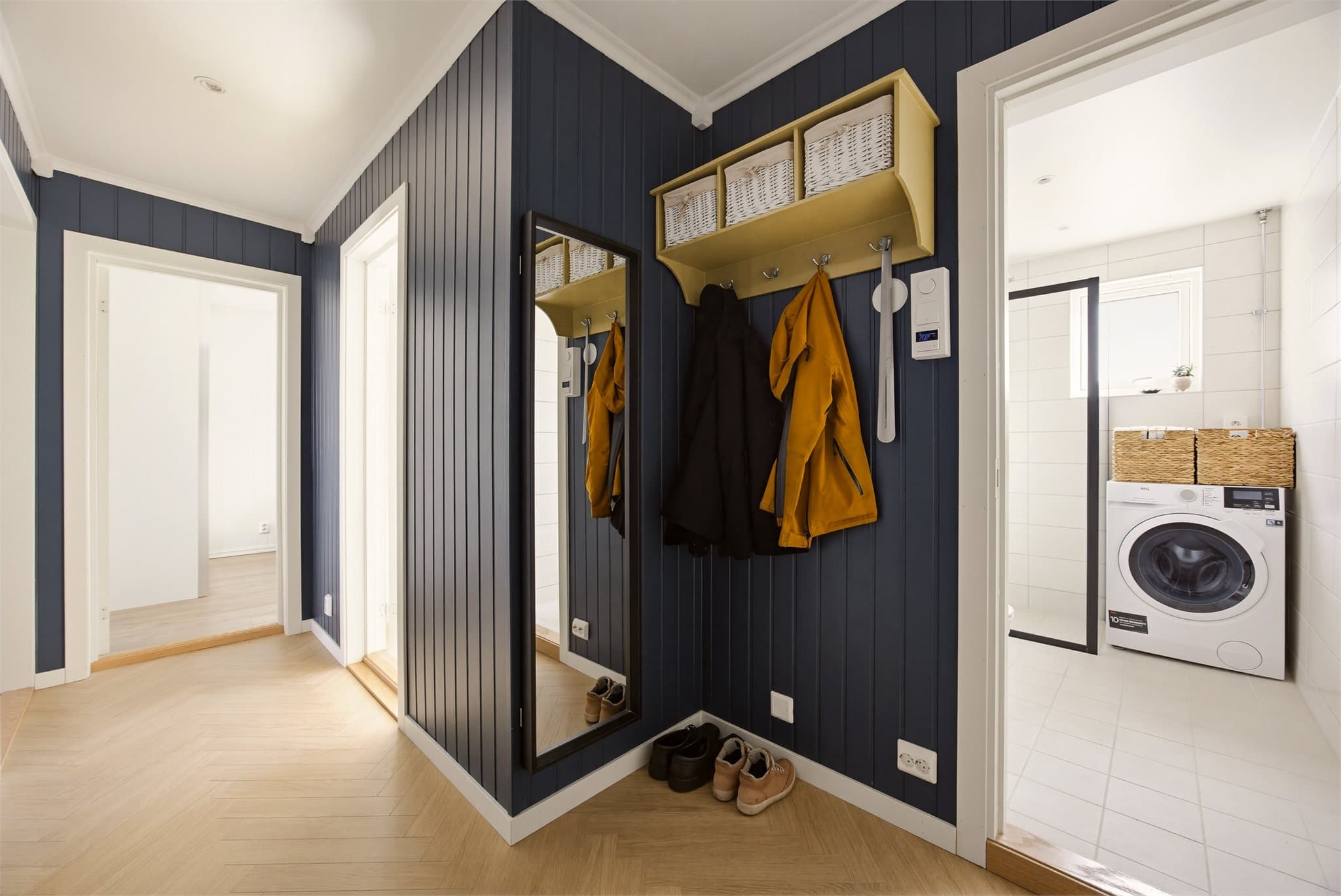 Her får du en lys, elegant og svært velholdt bolig med smarte løsninger og gode kvaliteter. Planløsningen er praktisk og arealeffektiv, og gir en god romfølelse i alle oppholdsrom.