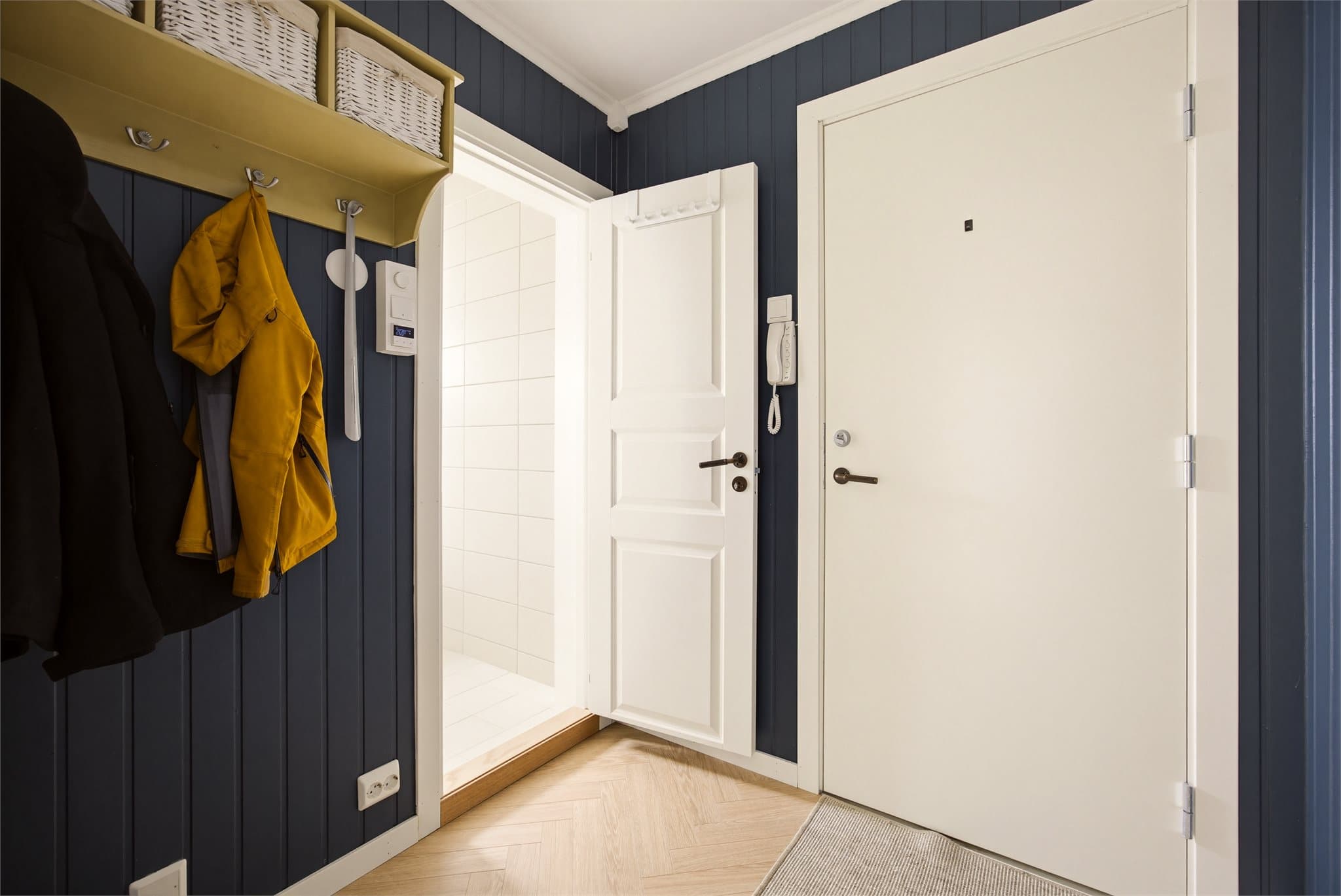 Praktiske opphengsmuligheter for jakker og sko, samt plass til et mindre skap i gangen.