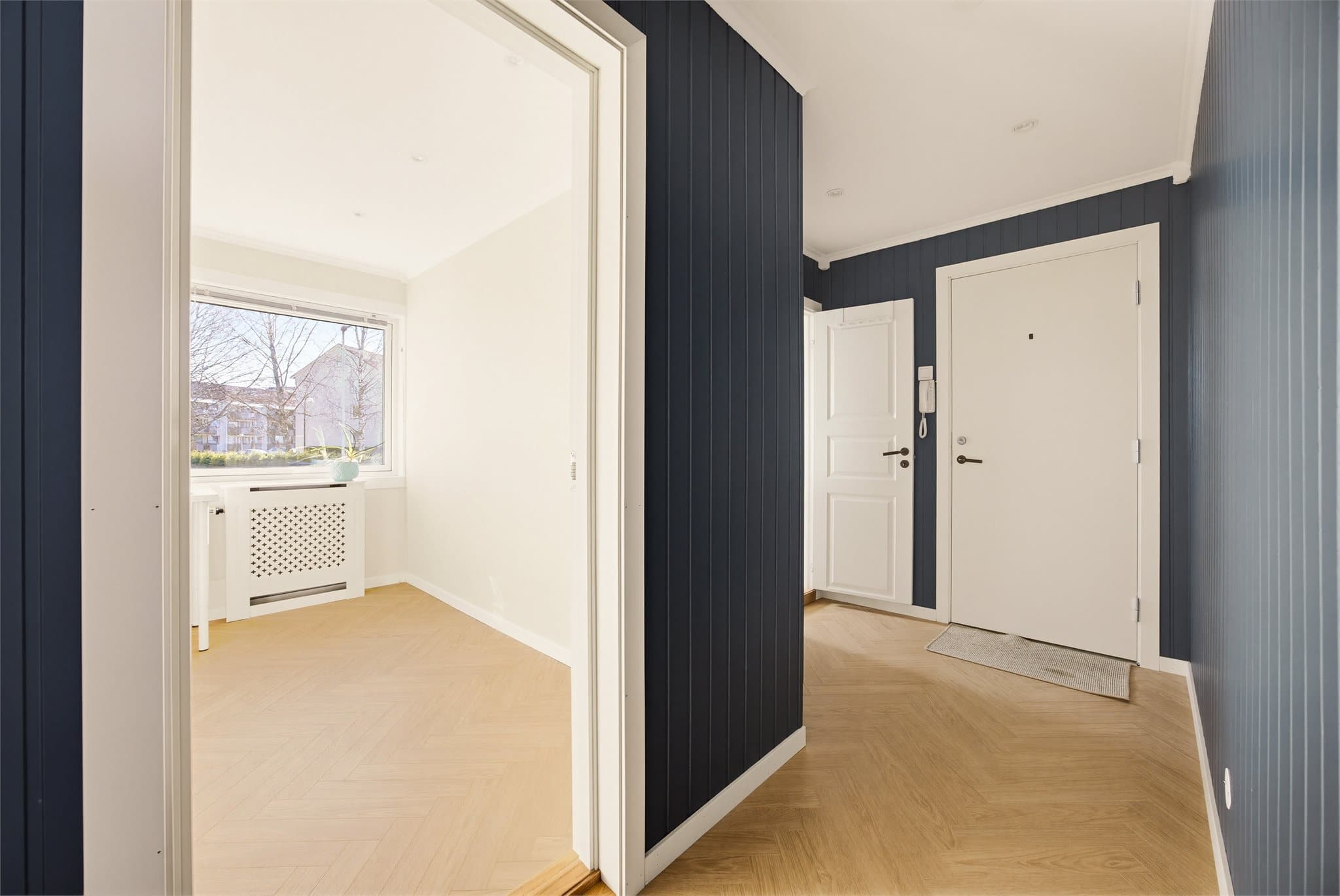 Romslig entré med adkomst til alle rom i boligen. Hyggelige fargetoner på veggene og laminat på gulvet gir et godt førsteinntrykk.