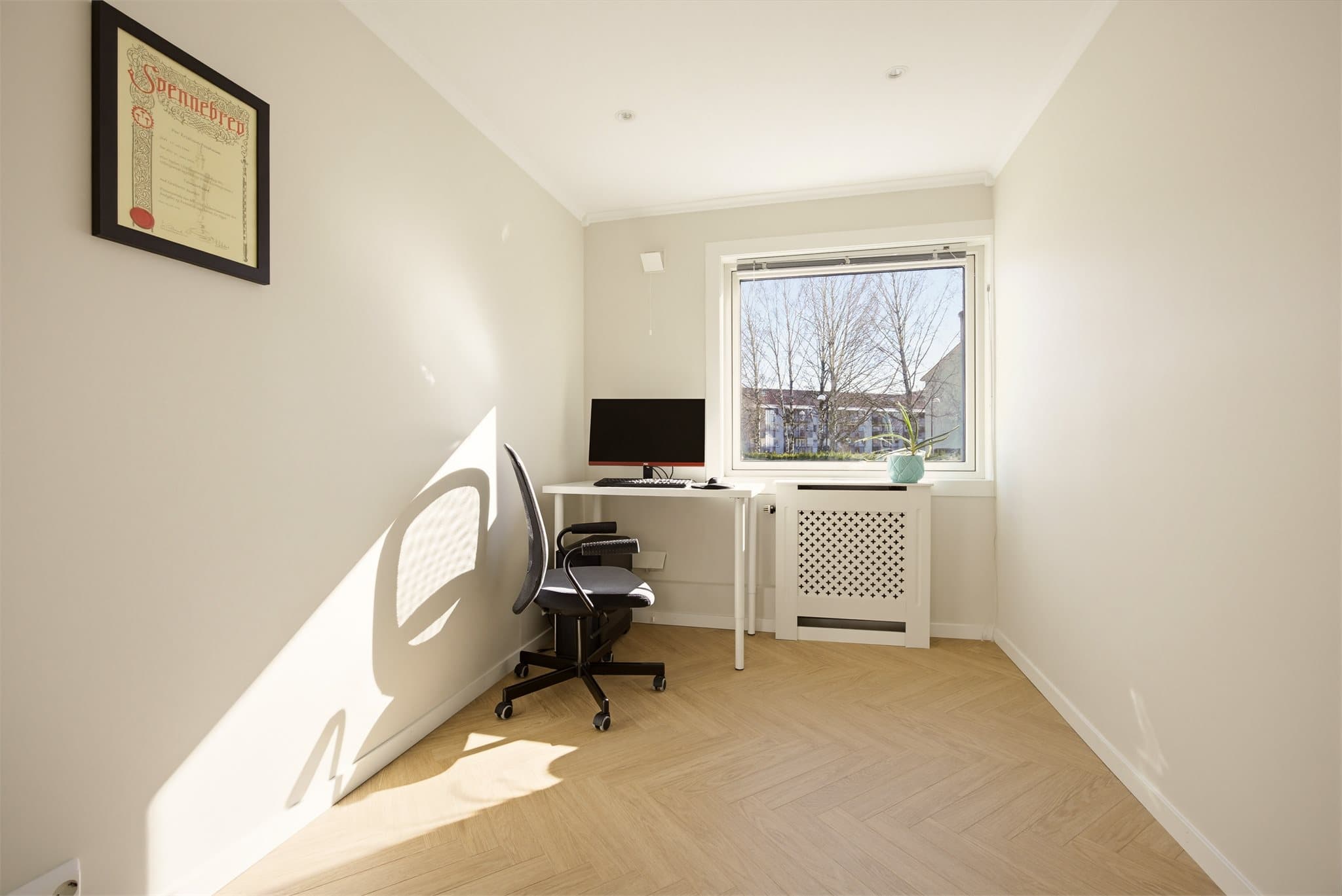 Soverom 2 er også av god størrelse og egner seg godt som gjesterom, barnerom eller hjemmekontor – etter behov.