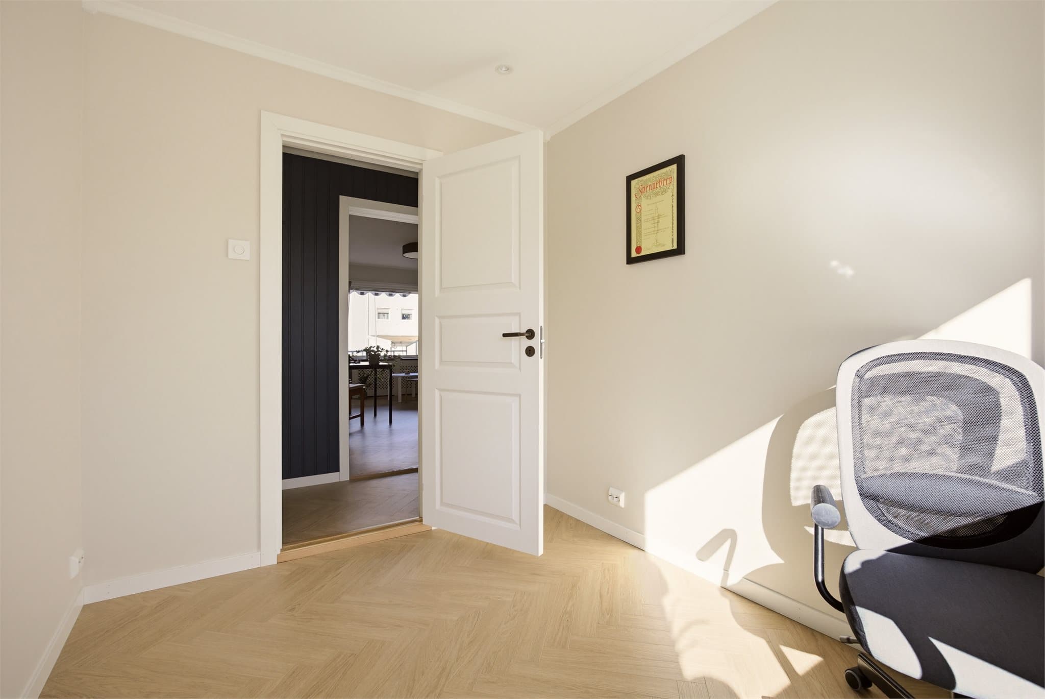 Begge soverommene har adkomst fra entréen.