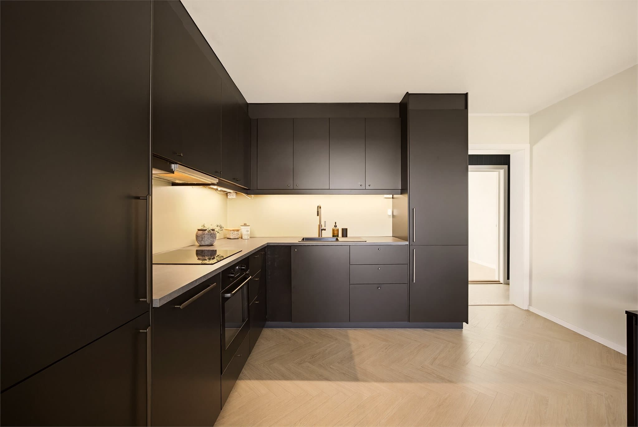 Etter omfattende oppgraderinger i 2025 fremstår boligen som særdeles innbydende, med stilrene fargevalg, moderne overflater og en harmonisk helhet som skaper en eksklusiv og lun atmosfære.