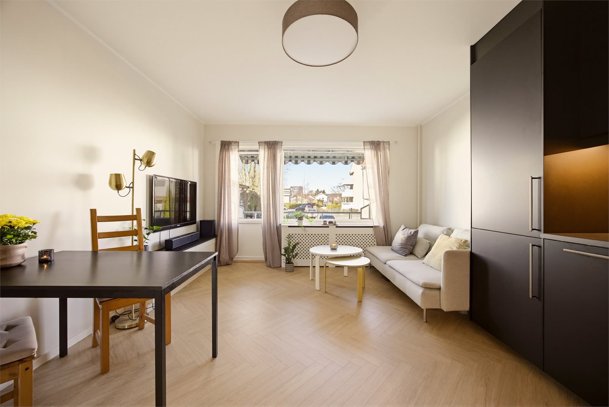 Velkommen til Alexander Kiellands gate 12A! En svært lekker 3-roms leilighet med gjennomgående høy standard og solrik balkong.